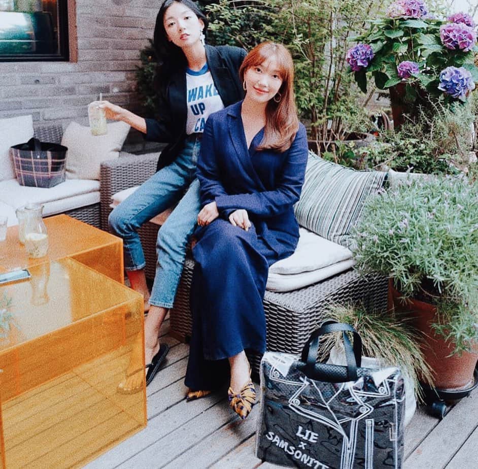 LIECOLLECTIONさんのインスタグラム写真 - (LIECOLLECTIONInstagram)「LIE X Samonsite: Travel stylishly  @_yoonkyoung  @2youngs  @chungchunglie  #liecollection #newcollection #travelwear #LIElook #travelbag #travelblogger #bag #repost #samsonite #collection #LIE #travelinstyle #ss19 #lielook #outfitdujour #travel #black #bag #white #shape #라이컬렉션」5月8日 7時47分 - liecollection_