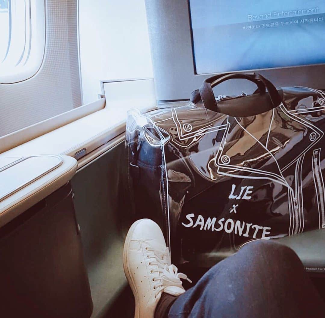 LIECOLLECTIONさんのインスタグラム写真 - (LIECOLLECTIONInstagram)「LIE X Samonsite: Travel stylishly  @_yoonkyoung  @2youngs  @chungchunglie  #liecollection #newcollection #travelwear #LIElook #travelbag #travelblogger #bag #repost #samsonite #collection #LIE #travelinstyle #ss19 #lielook #outfitdujour #travel #black #bag #white #shape #라이컬렉션」5月8日 7時47分 - liecollection_
