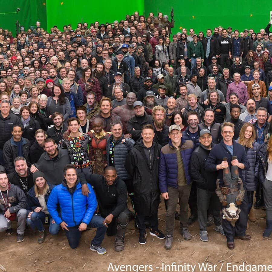 ロバート・ダウニー・Jrさんのインスタグラム写真 - (ロバート・ダウニー・JrInstagram)「Infinity war / Endgame cast and crew assembled ... #TeamStark #thankyou Where’s #waldo ? It takes a village ... (📸 @chuckzlotnick ) #flashback #throwback #tbt」5月8日 7時47分 - robertdowneyjr