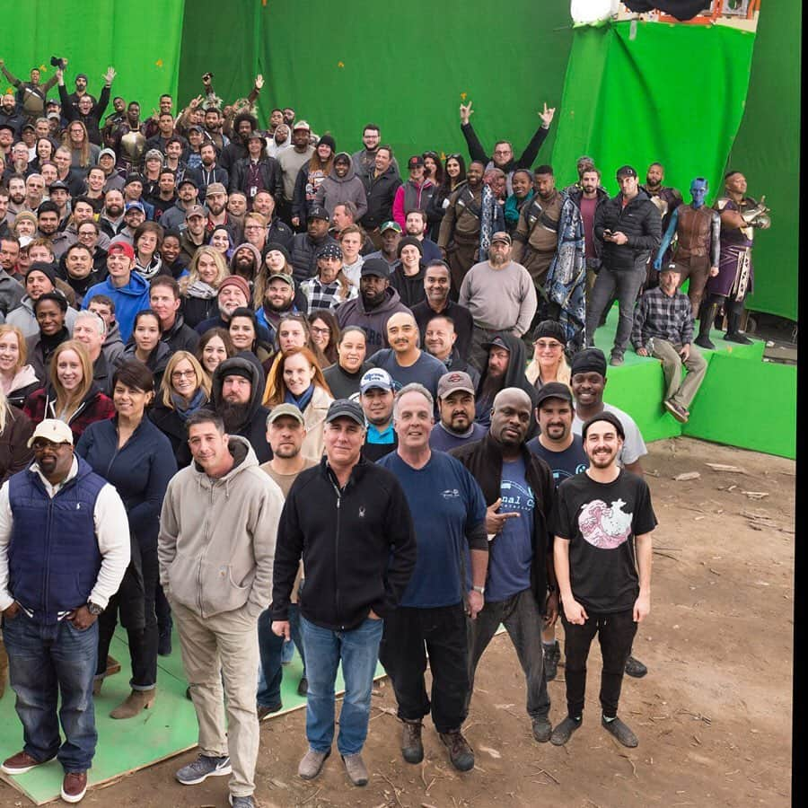 ロバート・ダウニー・Jrさんのインスタグラム写真 - (ロバート・ダウニー・JrInstagram)「Infinity war / Endgame cast and crew assembled ... #TeamStark #thankyou Where’s #waldo ? It takes a village ... (📸 @chuckzlotnick ) #flashback #throwback #tbt」5月8日 7時47分 - robertdowneyjr