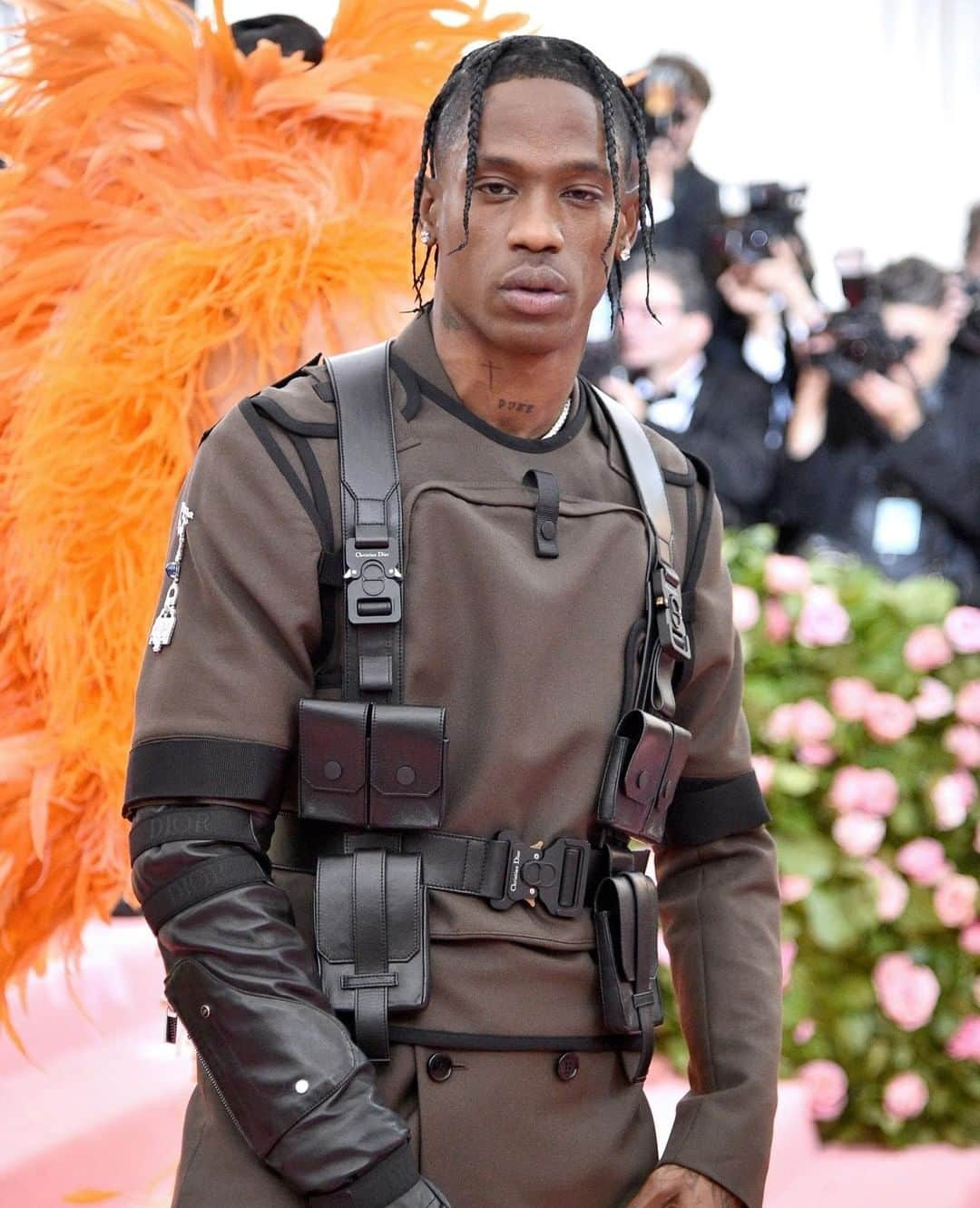 クリスチャンディオールさんのインスタグラム写真 - (クリスチャンディオールInstagram)「Last night in New York, rapper @TravisScott hit the⠀ Met Gala in a brown canvas combat-vest silhouette from the Winter 2019-2020 Dior menswear collection by @MrKimJones.⠀ #StarsinDior⠀」5月8日 8時00分 - dior