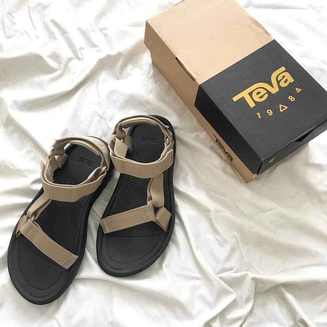 のインスタグラム：「. 今年もそろそろサンダルの季節が到来！人気の『Teva（テバ） @teva 』サンダルは、『URBAN RESEARCH DOORS（アーバンリサーチ ドアーズ） @urban_research_doors 』別注カラーのベージュを選ぶと今年らしく決まるかも。ぜひゲットしてみてくださいね。 . MERYでは他にも「かわいい」に近づくさまざまな情報を発信しています。 @mery.beauty コスメ・美容に特化した情報をお届け♡ @mery_spot 話題のカフェやお出かけスポットをご紹介！ こちらもぜひチェックしてみてください！ . . photo by @a___maru06 . #MERY #regram #instagram #teva #sandals #urbanresearch #urbanresearchdoors #テバ #サンダル #tevaサンダル #ベージュ #サンダルコーデ #置き画くら部 #置き画 #置き画倶楽部 #ファッション #今日のコーデ #今日の服 #春コーデ #夏コーデ #足元倶楽部 #足元クラブ #アーバンリサーチ #大人カジュアル #カジュアルコーデ #シンプルコーデ #大人シンプル #お洒落さんと繋がりたい #MERY女子 #メリー」