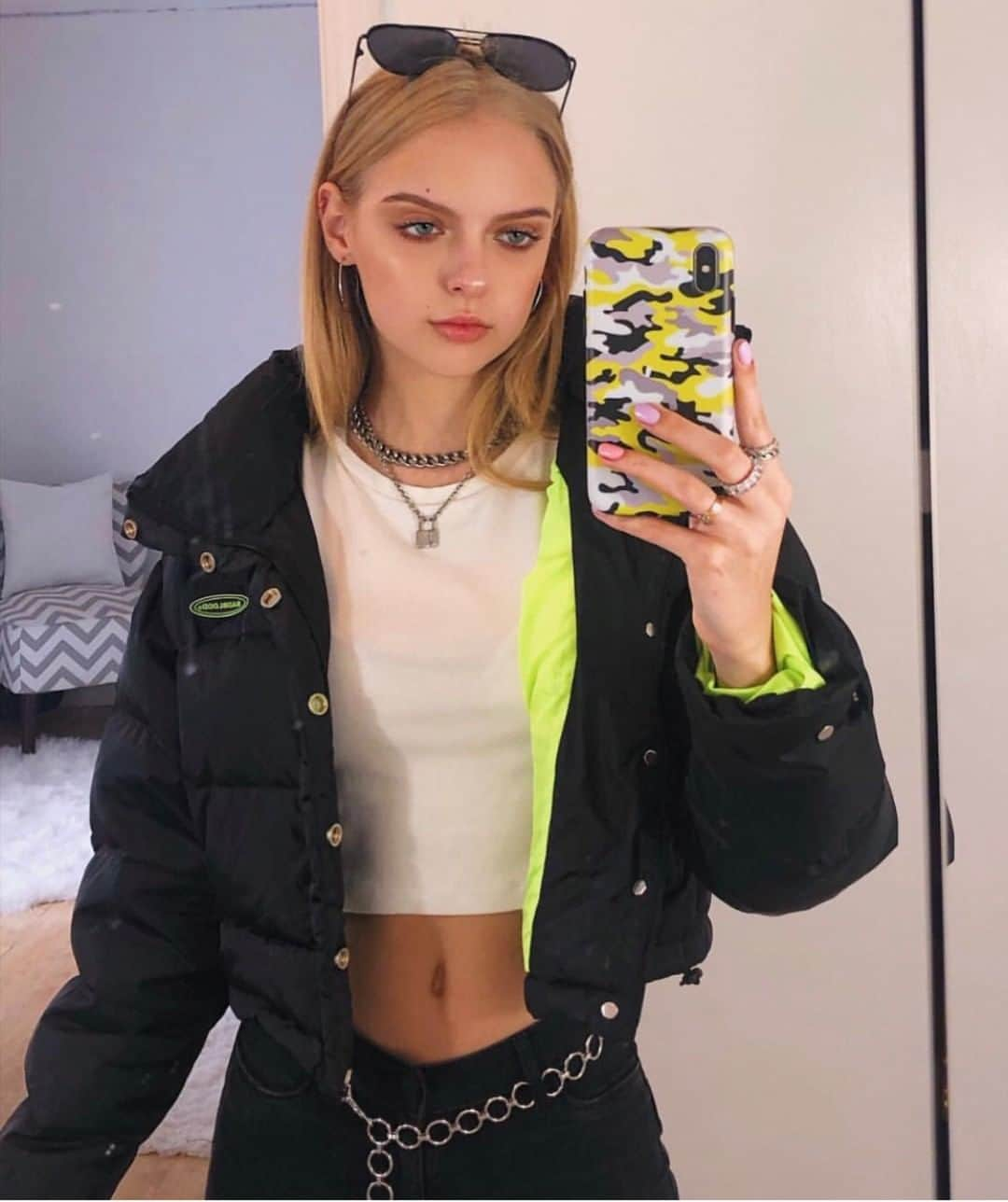 VELVETCAVIARさんのインスタグラム写真 - (VELVETCAVIARInstagram)「"I know looks aren't everything but I have them just in case" kind-of-mood 💛🖤 @jessicabelkin in our Yellow Camo Case. Get yours @velvetcaviar. #camo #velvetcaviar」5月8日 8時01分 - velvetcaviar