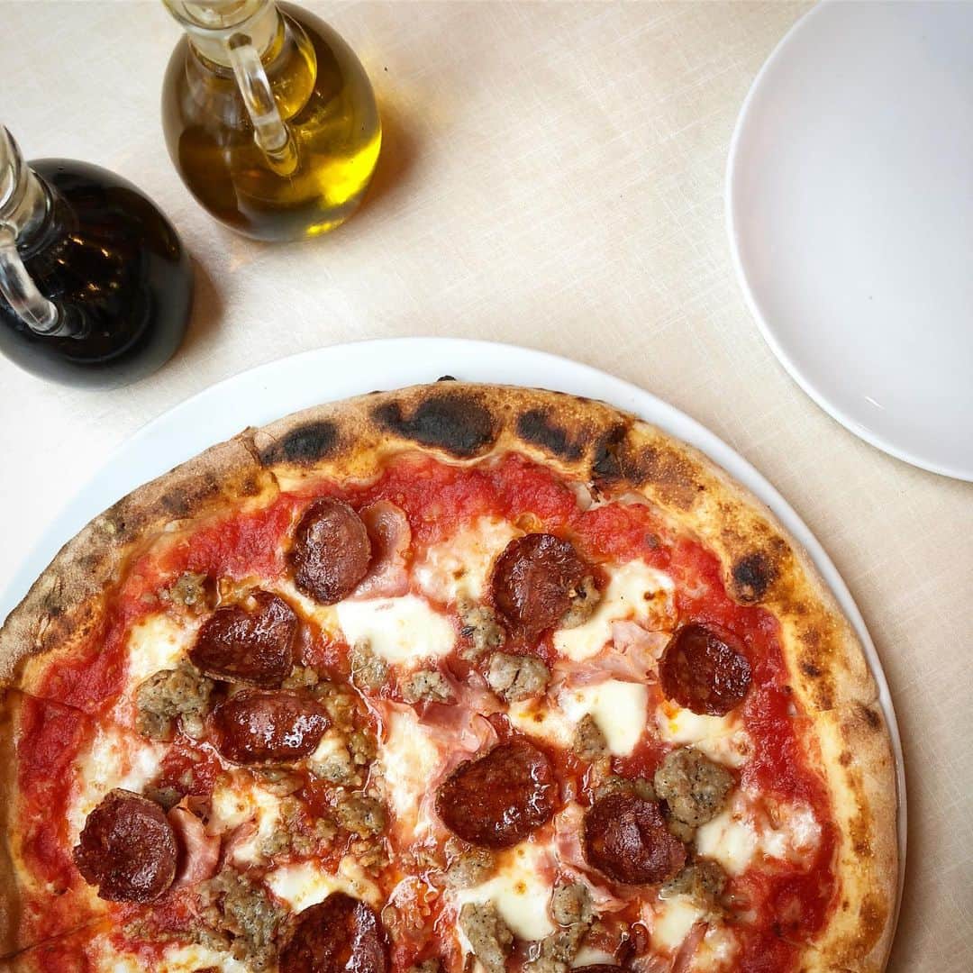 Arancino Di Mareさんのインスタグラム写真 - (Arancino Di MareInstagram)「Pizza Tre Porcellini - prosciutto cotto, spicy salame, sausage, mozzarella!  #arancinodimare #arancino #italian #pizza #foodies #prosciutto #thefeedfeed #meat #hawaiifoodreviews #pasta #food #hfwf #foodandwine #waikiki #mozzarella #111hawaiiaward #restaurant #アランチーノディマーレ #アランチーノ #イタリアン #ピザ #ハワイ #おいしい #ホノルル #ハワイ大好き #haleainaawards #ハワイ旅行 #hawaiisbestkitchens #🍕#dailypizza」5月8日 8時03分 - arancinodimare