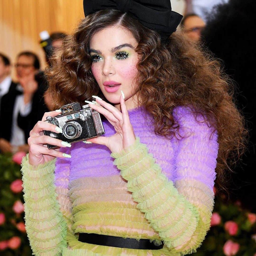 Stila Cosmeticsさんのインスタグラム写真 - (Stila CosmeticsInstagram)「What a STUNNER!!! @cgonzalezbeauty created @haileesteinfeld’s dolled up look at last night’s #metgala using Our Heaven’s Hue Highlighter in shade Transcendence, our fav Convertible Color in Petunia, and a few Glitter & Glow Liquid Eye Shadows in mint green shades mixed together. She looked #pictureperfect 💋🤩🔥 #haileesteinfeld #stilacosmetics #carolinagonzalez #shimmerandshine」5月8日 8時13分 - stilacosmetics
