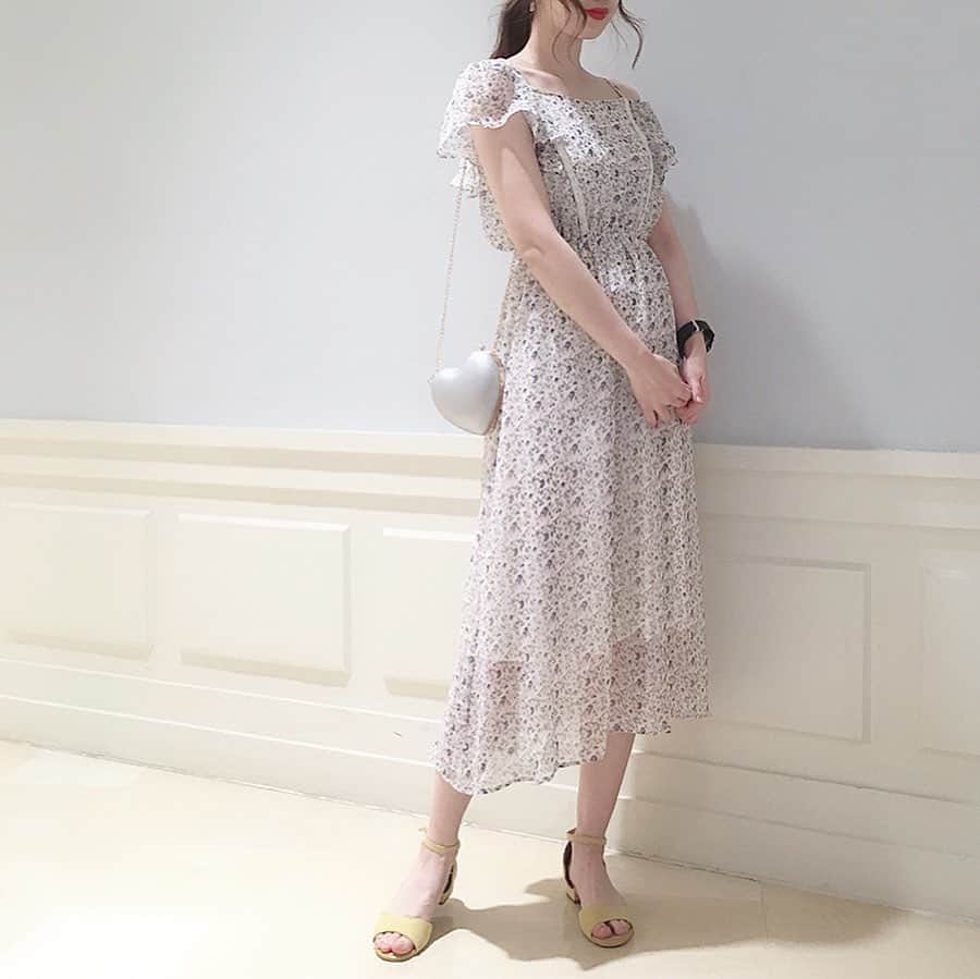 MAJEgirl?officialさんのインスタグラム写真 - (MAJEgirl?officialInstagram)「゜ ゜ ((@mj.saki 165㎝)) ゜ ゜ おはようございます☀ ゜ ゜ 前の投稿の色違い♡ 安定の白を選んでみました🕊 ゜ ゜ とっても可愛いワンピースです👗 裾の透け感が夏らしい♡ ゜ ゜ 髪もローポニーテールで 少し大人っぽく🌼🌼 ゜ ゜ 二の腕の気になる部分が 隠れて安心ですよ！😇✨ ゜ ゜ ぜひチェックしてみてください💐 ゜ ゜ #majesticlegon  #maje #code #girly #fashion #instafashion #majegirl #マジェ #マジェガール #マジェスティックレゴン #コーデ #春コーデ #夏コーデ #花柄 #花柄ワンピ」5月8日 8時19分 - majesticlegon_pressroom