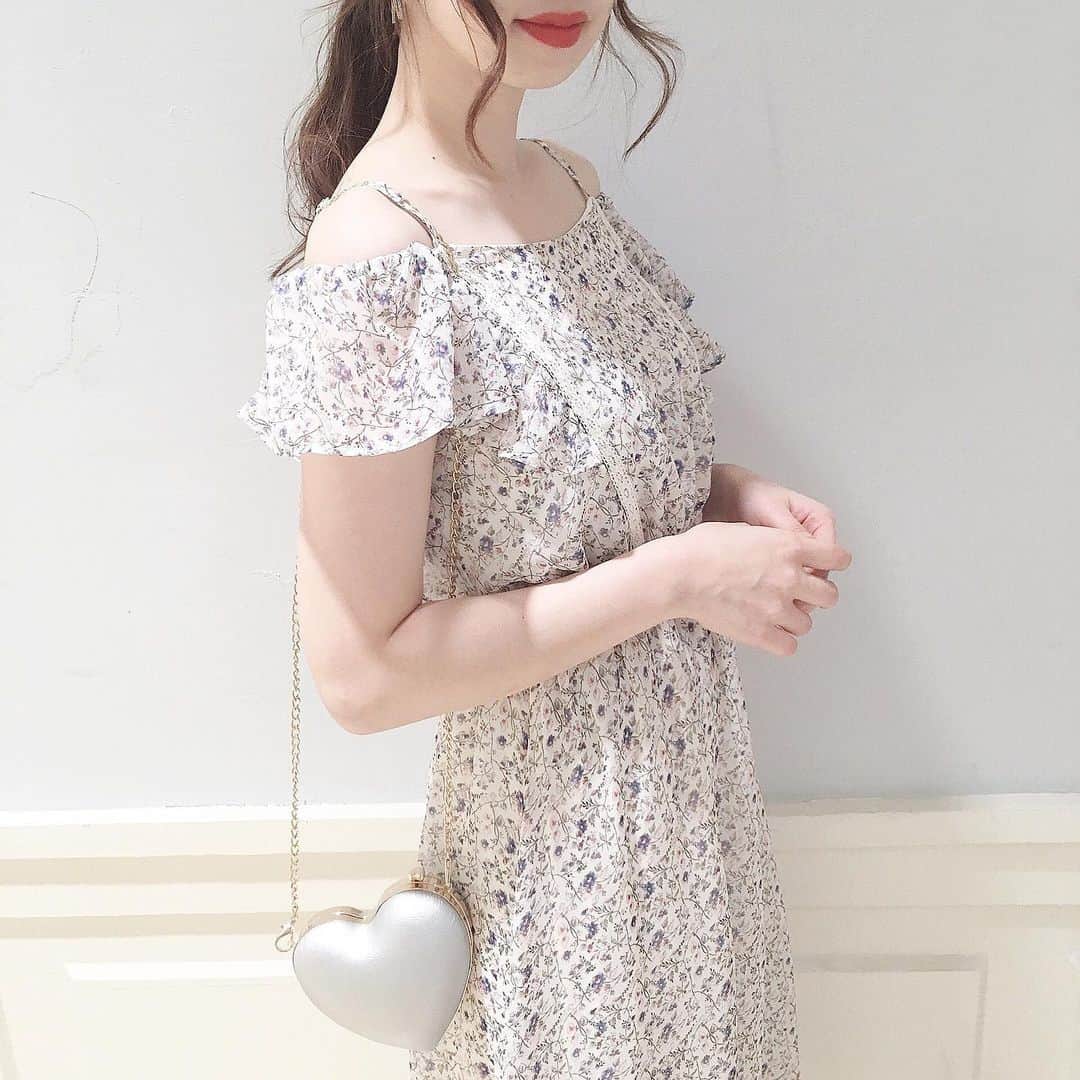MAJEgirl?officialさんのインスタグラム写真 - (MAJEgirl?officialInstagram)「゜ ゜ ((@mj.saki 165㎝)) ゜ ゜ おはようございます☀ ゜ ゜ 前の投稿の色違い♡ 安定の白を選んでみました🕊 ゜ ゜ とっても可愛いワンピースです👗 裾の透け感が夏らしい♡ ゜ ゜ 髪もローポニーテールで 少し大人っぽく🌼🌼 ゜ ゜ 二の腕の気になる部分が 隠れて安心ですよ！😇✨ ゜ ゜ ぜひチェックしてみてください💐 ゜ ゜ #majesticlegon  #maje #code #girly #fashion #instafashion #majegirl #マジェ #マジェガール #マジェスティックレゴン #コーデ #春コーデ #夏コーデ #花柄 #花柄ワンピ」5月8日 8時19分 - majesticlegon_pressroom