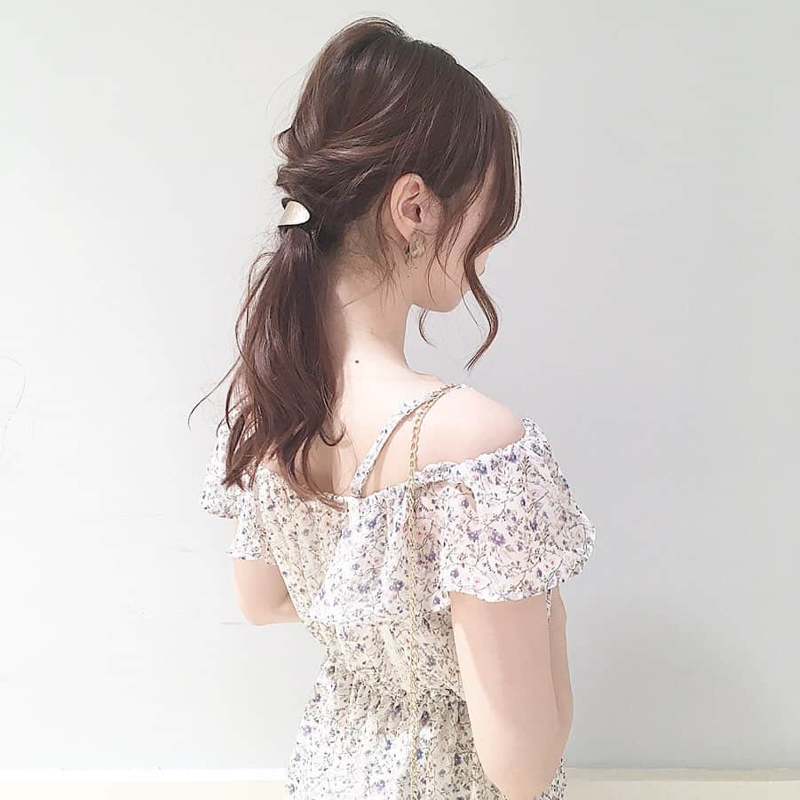 MAJEgirl?officialさんのインスタグラム写真 - (MAJEgirl?officialInstagram)「゜ ゜ ((@mj.saki 165㎝)) ゜ ゜ おはようございます☀ ゜ ゜ 前の投稿の色違い♡ 安定の白を選んでみました🕊 ゜ ゜ とっても可愛いワンピースです👗 裾の透け感が夏らしい♡ ゜ ゜ 髪もローポニーテールで 少し大人っぽく🌼🌼 ゜ ゜ 二の腕の気になる部分が 隠れて安心ですよ！😇✨ ゜ ゜ ぜひチェックしてみてください💐 ゜ ゜ #majesticlegon  #maje #code #girly #fashion #instafashion #majegirl #マジェ #マジェガール #マジェスティックレゴン #コーデ #春コーデ #夏コーデ #花柄 #花柄ワンピ」5月8日 8時19分 - majesticlegon_pressroom