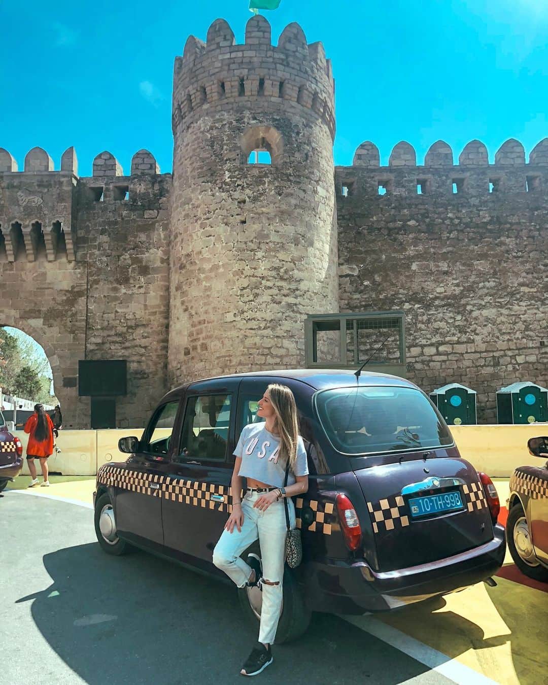 ナターリア・ガウジオのインスタグラム：「Purple Cab... Já com saudades dessa cidade incrível!! 😍✨🇦🇿🚦🚕🏰💜 #taxi #cab #purple #baku #azerbaijan #inlove #oldcity #castle #trip #tourist」