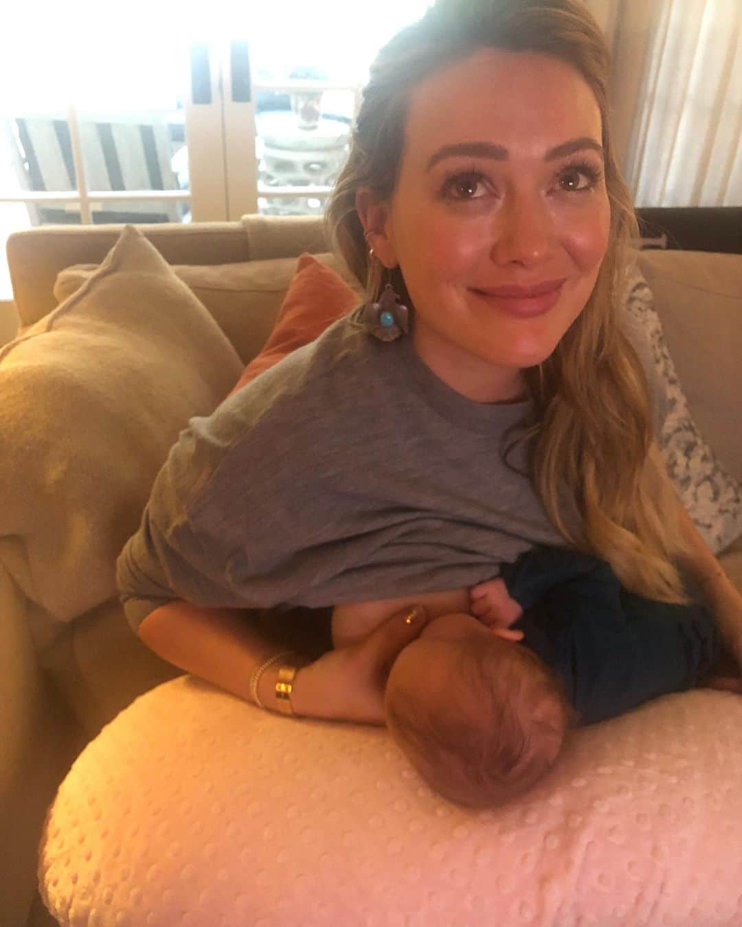 ヒラリー・ダフさんのインスタグラム写真 - (ヒラリー・ダフInstagram)「THIS ONE’S FOR THE LADIES Just a few thoughts that I wanted to share on Breast-feeding.  Last week was my last week nursing Banks (my six month old)  I am a working mom of two. My goal was to get my little girl to six months and then decide if I (and her of course) wanted to keep going. Let me tell you. Pumping at work sucks. I had zero down time and am usually pumping in a hair and make up trailer while four hands work to get me ready for the next scene with lots of other people around. Even if I had the luxury to be in my own room, it’s not even considered a “break” because you have to sit upright for the milk to flow into the bottles! Plus you are having your damn nipples tugged at by an aggressive machine that makes an annoying sound, that echoes through your head day and night (I swear that machine and I had many conversations at midnight and 3 am)! Ttttthen having to find someplace to sterilize bottles and keep your milk cold (ok I’m done with that rant lol)! Anyway, I didn’t know this because with Luca I didn’t work until he was about nine months old, so I didn’t pump very often. Your milk supply drastically drops when you stop feeding as often and lose the actual contact and connection with your baby (😞). So I was eating all the feunugreek goats butt blessed thistle fennel cookies/drops/shakes/pills I could get my hands on! It was maddening. (Does fenugreek make anyone else smell like maple syrup and rubber gloves?...not chill) With all of this complaining, I want to say I enjoyed (almost) every moment of feeding my daughter. Felt so lucky to be so close to her and give her that start. I know many women are not able to and for that I am sympathetic and very grateful that I could. For six wonderful months. But I needed a break. I was going to break. With the stress of a dropping milk supply and a baby that was getting bored or not caring about nursing when I was available to. I was sad and frustrated and feeling like a failure all of the time. When really I’m a bad ass rock star. Moms get high on feeling like superwoman...because we are! Doing too much, because we can! KEEP READING in the comments below 👇🏼♥️」5月8日 8時27分 - hilaryduff