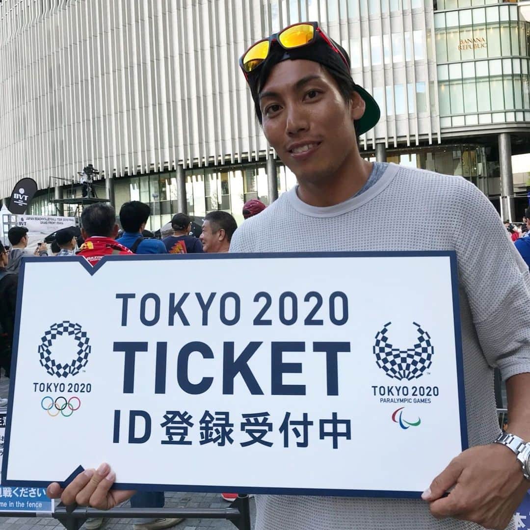 越川優さんのインスタグラム写真 - (越川優Instagram)「東京オリンピック・パラリンピックまであと1年ちょっとに迫ってきました！！ そして、とうとうチケット販売抽選申し込みが「明日(5/9) 午前10時」にスタートします！！ 大会公式チケット販売サイトでチケットを購入するには、「TOKYO 2020 ID」の登録が必須です🤔 ぜひ皆さんもID登録を‼️ ID登録はこちらから↓ https://id.tokyo2020.jp/  #tokyo2020ticket  #奇跡をつくる  #越川優  #yukoshikawa  #beachvolleyball  #ビーチバレー  #tokyo2020  @fivbvolleyball  @jva_beachvolley」5月8日 8時31分 - yu_koshikawa
