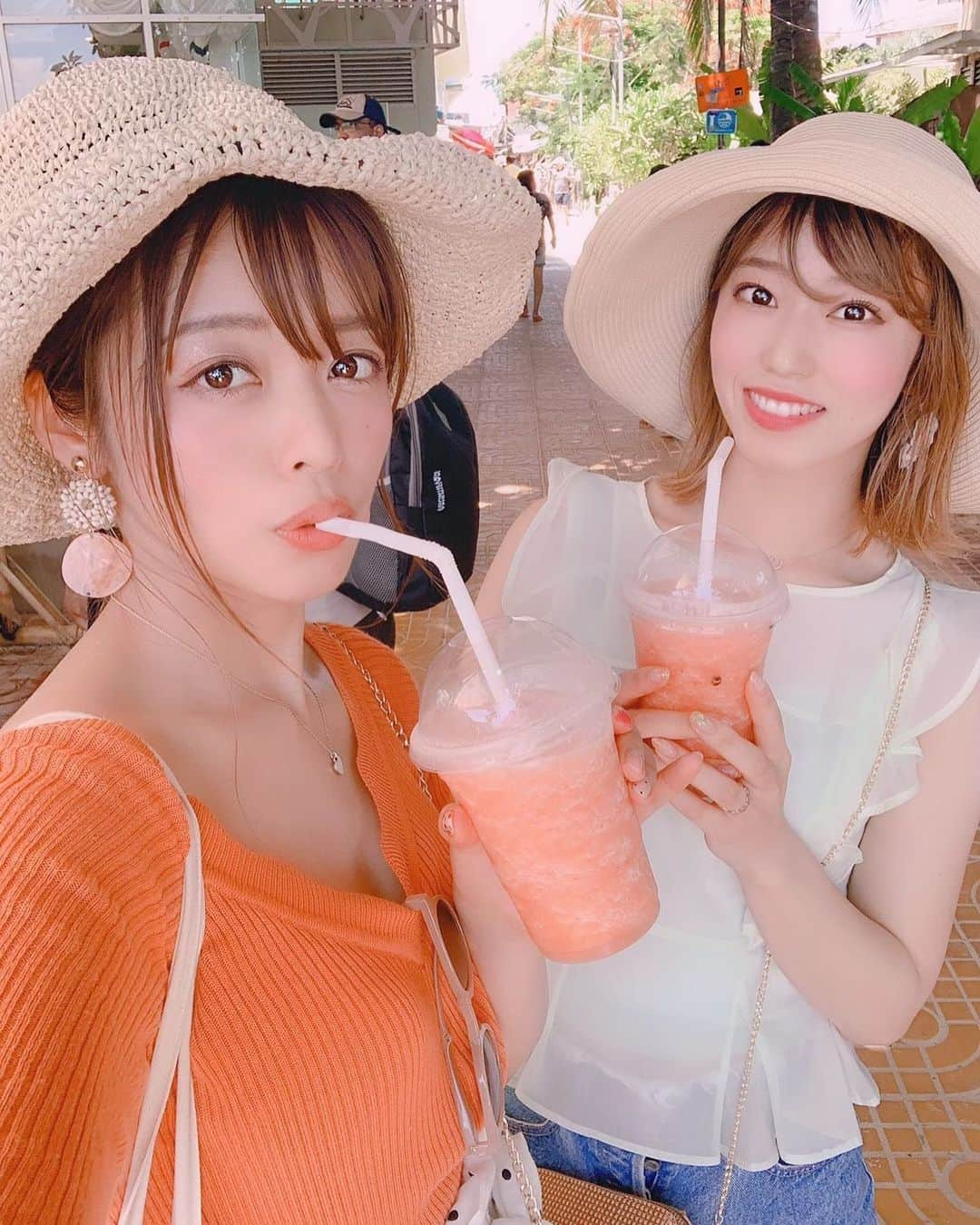 石倉侑芽さんのインスタグラム写真 - (石倉侑芽Instagram)「🌈🍹Fruits smoothie🍹🌈 . 暑すぎて何杯飲んだことか、、😎🍍 歩いてるとそこら中にジュース屋さんがあって レストランやカフェにも必ずある🍒 . お値段は60〜80THB(200〜280円)くらい！ その場でフレッシュなフルーツを使って、 この値段は安すぎる😳💓 日本なら考えられへんよね😳💦 . マンゴー、バナナ、スイカ、キウイ、ライチ、 メロン、ミックス、、、色んな味を試したけど 全部が全部美味しすぎた、、☺️💓 旅で1番恋しい味これかもしれない☀️ . 写真はミックスジュース🌈 ピピ島への移動が暑すぎて軽く熱中症なってて これ飲んだら一瞬で回復した🤤💕 結構量あるからお腹いっぱいで中々進まんのに この時はほんと一瞬で飲み干した🤣✨ . #プーケット#プーケット旅行#女子旅#ピピ島 #プーケットグルメ#フルーツジュース#おすすめ #ゆめちんぶらり旅#タビジョ#GW旅行#GW#genic_mag #Phuket#phiphiisland#thailand#trip#fruitsmoothie #ゆめとゆきなちゃんのるんるん写真集#ゆめちん_Phuket」5月8日 8時38分 - yume8115