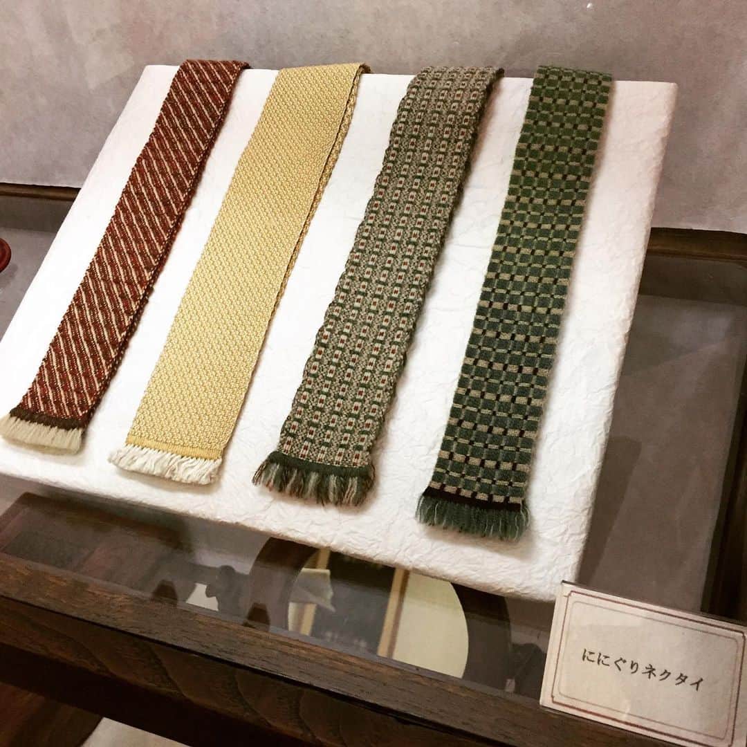 大手小町さんのインスタグラム写真 - (大手小町Instagram)「鳥取民藝美術館。鳥取民藝の師父・吉田璋也の創設です。日用の品々への審美眼、産業の育成などに貢献したその仕事の一端に触れました。お隣は、たくみ工芸店。牛ノ戸焼、欲しかったなぁ。  #otekomachi #tottori #鳥取 #鳥取市 #民藝  #民芸 #鳥取旅行  #女子旅 #女子旅行  #ひとり旅  #ひとり旅女子」5月8日 8時51分 - otekomachi