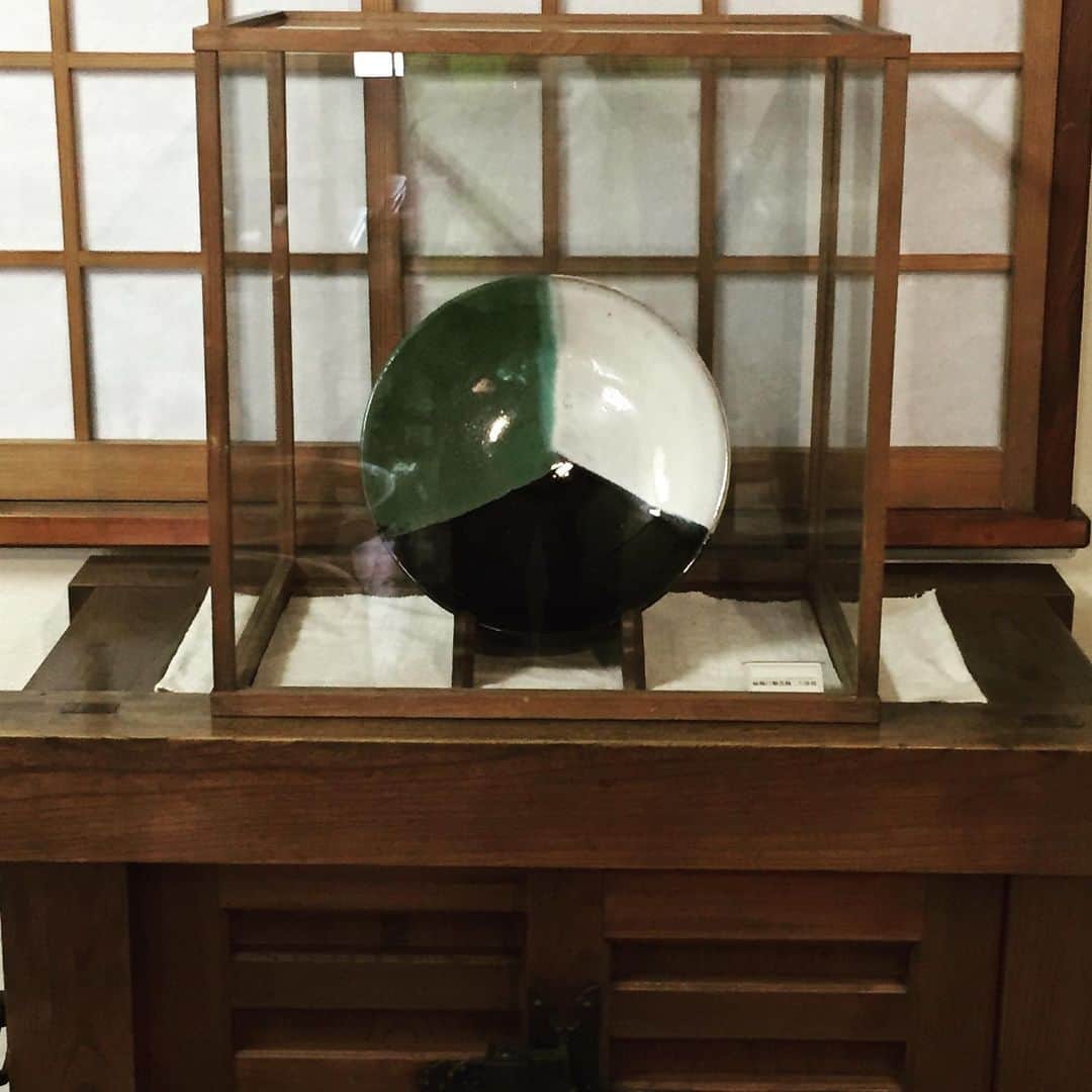 大手小町さんのインスタグラム写真 - (大手小町Instagram)「鳥取民藝美術館。鳥取民藝の師父・吉田璋也の創設です。日用の品々への審美眼、産業の育成などに貢献したその仕事の一端に触れました。お隣は、たくみ工芸店。牛ノ戸焼、欲しかったなぁ。  #otekomachi #tottori #鳥取 #鳥取市 #民藝  #民芸 #鳥取旅行  #女子旅 #女子旅行  #ひとり旅  #ひとり旅女子」5月8日 8時51分 - otekomachi