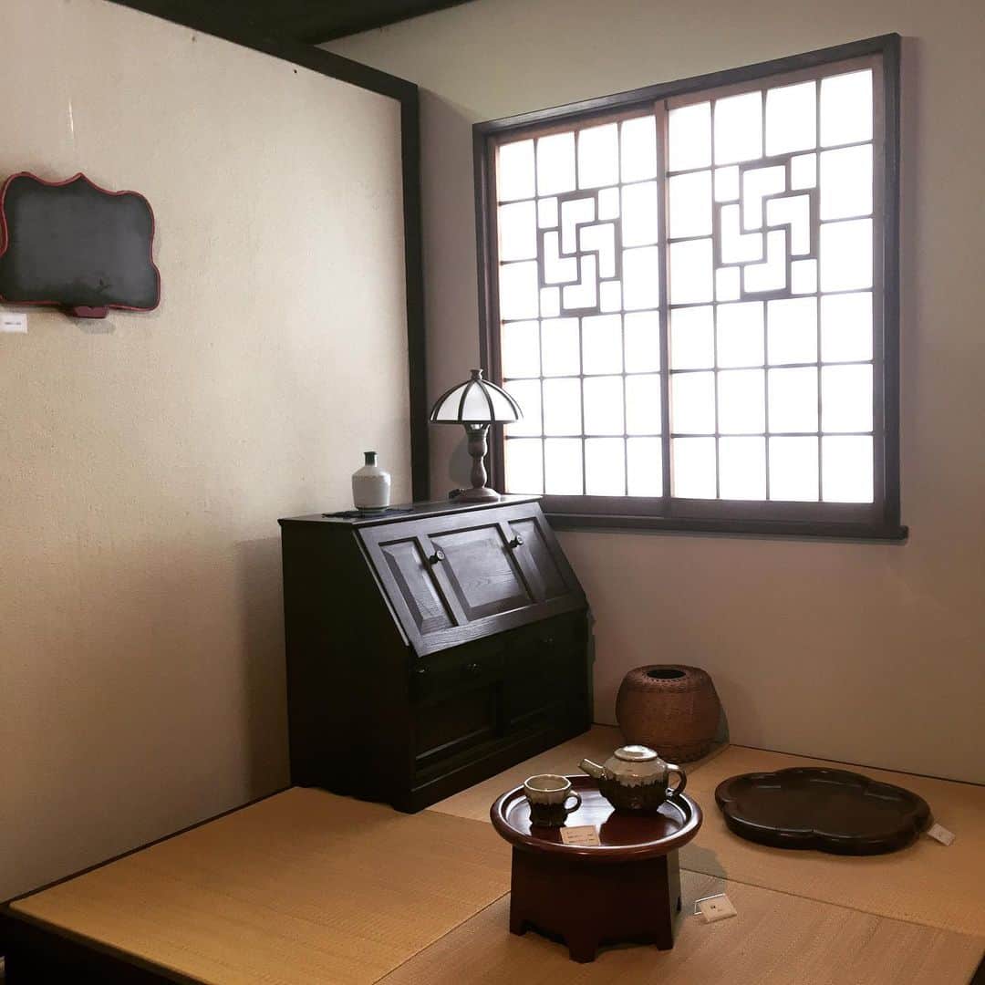 大手小町さんのインスタグラム写真 - (大手小町Instagram)「鳥取民藝美術館。鳥取民藝の師父・吉田璋也の創設です。日用の品々への審美眼、産業の育成などに貢献したその仕事の一端に触れました。お隣は、たくみ工芸店。牛ノ戸焼、欲しかったなぁ。  #otekomachi #tottori #鳥取 #鳥取市 #民藝  #民芸 #鳥取旅行  #女子旅 #女子旅行  #ひとり旅  #ひとり旅女子」5月8日 8時51分 - otekomachi