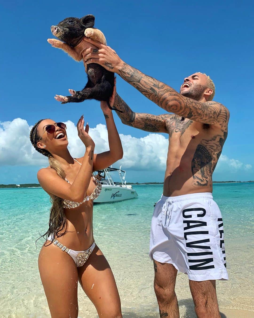 リアン Vのインスタグラム：「Surprised my babe @itsdonbenjamin a trip to the Bahamas for his birthday! 🛩🏝🇧🇸 Finally checked this off our bucket list ☑️ Been wanting to swim with these piggies for the longest! 🐷🌊 @theswimmingpigs 👙: @bikinicrushswimwear」