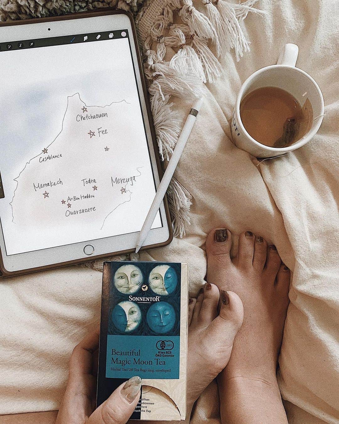 Manamiのインスタグラム：「Work on the bed🌝💫 月に合わせて飲むteaもらったの🍵🌛💕 やる事いっぱいでパンクしそうだけど 楽しみが待ってるよ〜💫 next is my tour in Morocco🇲🇦🐪」