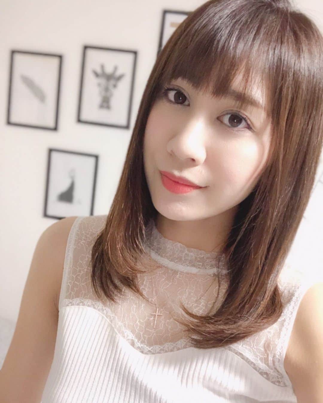 のインスタグラム：「: 久しぶりに前髪を切って、 トリートメントして気分転換♪ 昔から髪の毛はコンプレックスの一つ。 : くせっ毛だし、ケアしてもすぐ傷むし、 アレンジしにくいし🤭 皆さんはどんな コンプレックスありますか？★ : MK CAFEはGW明け、 今日から通常営業がスタートです!! : では、素敵な一日にしましょう✨ : #ヘア#ヘアアレンジ#美容院#ヘアスタイル#ヘアアレンジ#ストレートヘア#ミディアムヘア#トリートメント#コンプレックス#くせ毛#hair#cut#style#haircolor#mkcafe#mktv#桜井有里」