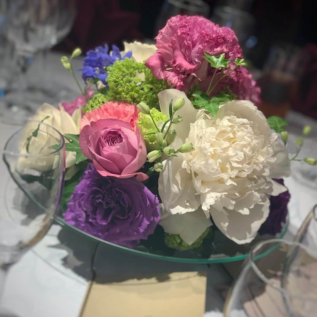透水さらさのインスタグラム：「おはようございます☀﻿ 先日の結婚式の写真を見返りながら﻿ 💐﻿ ﻿ 美しい花嫁さんの写真を載せられないのが残念ですが﻿ 💐﻿ ﻿ ﻿ 私の大きい手がコンプレックスなのがよく分かる母に撮ってもらった写真 😂﻿ ﻿ 後ろに靴まで写ってるし😂﻿ ﻿ ﻿ ﻿ #着物#結婚式#花嫁#髪結い#簪﻿ ﻿ ﻿ 髪の毛も撮ればよかった！﻿ いつもはあまりつけないんですが、今回はお気に入りのかんざしつけましたーー﻿ 京都で父と買いに行った簪✨﻿」
