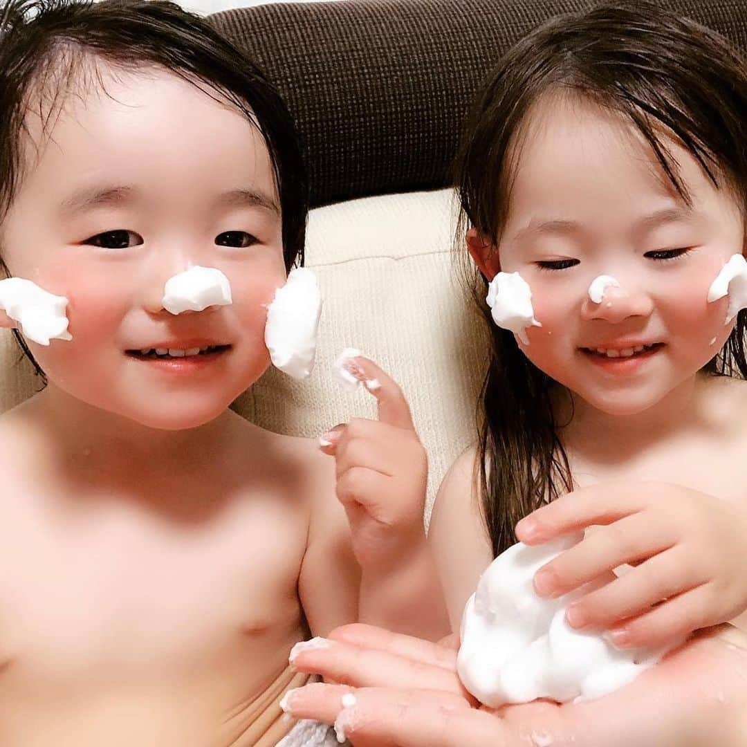 Fam's Baby ファムズベビーさんのインスタグラム写真 - (Fam's Baby ファムズベビーInstagram)「乾燥には本当に効果抜群です🙂✨✨ 子供たちが進んでスキンケアしてくれるのは嬉しいです☺️💕 ・ #Repost @niconicotomo ・・・ ° @famsbaby  𓋜 ° 乾燥肌対策に このファムズベビーの バリアスキンケアつかってるよ ⸝⸝⸝⸝ 汗をかいても ふき取っても 潤いが長時間持続するのが良き ｡･ﾟ お風呂上がりは バタバタで クリーム塗るの 大変やけど このふわもこの泡なら 子供達も 楽しんで つけてくれるから 楽ちん⸝⸝⸝⸝ 𓋏 ° 𖤘母子健康手帳副読本に掲載 𖤘産科や助産院でも使われている安全・安心のバリアケア製品 𖤘敏感 肌、アトピー肌の方でも使用可能 𖤘乳児湿疹、あせも、おむつかぶれ、よだれかぶれに使っているママさんが大変多い 𖤘乾燥からくる赤み、かゆみにもファムズベビーの泡が優しく保護・保湿して乾燥から肌を守り 赤み、かゆみの改善になります。 𖤘ママさん、オトナのお肌の悩み、乾燥、アトピー、にもご使用できる ° ファムズベビー インスタで検索してみて♡ ° #ファムズベビー #famsbaby #ファムズベイビー #赤ちゃん #ベビー #乾燥 #ベビースキンケア #スキンケア #出産 #育児 #保湿 #アトピー#pr」5月8日 9時04分 - famsbaby