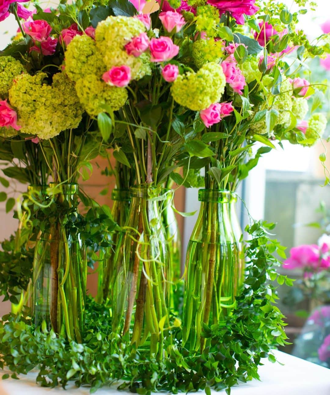 雑誌『花時間』さんのインスタグラム写真 - (雑誌『花時間』Instagram)「おはようございます。昨日は、春のローズガーデンで賑わう『ファンケル 銀座スクエア』にて、バラ王子のデモンストレーションを開催しました。バラ王子とは『第一園芸』のフローリスト、江辺雄亮（えべ ゆうすけ）さん。艶やかなピンクローズの「ブルジョア」にみずみずしい緑の花材を合わせ、初夏のブーケを披露してくれました。3枚めのpicは、デモで教えてくたアイデア。花をいけた瓶をいくつも並べることで、おもてなしの日にぴ〜ったりな演出になるそうです💡  ちなみに、ブルジョアは見た目も香りも、とーっても華やかなバラです。見つけたら、即買いですよ！  春のローズガーデンは今週10日（金）まで。8階で、期間限定で食べられるローズジェラートは今回も絶品でした🍨  では、本日も元気smile😊😊😊で頑張りましょう！ by ピーターパン  花 @hanagoto_daiichiengei  ガーデン @fanclginzasquare  写真 @原田圭介  #hana #flower #flowers #flowerslovers #flowerstagram #pinkflowers #花時間 #花時間2019  #花好き #花藝 #花好きな人と繋がりたい #花が好きな人と繋がりたい #花のある生活 #花のある暮らし #バラが好き #バラが好きな人と繋がりたい #ピンクの花が好き #pinkrose #ビバーナム #スノーボール #ピンクのバラ #初夏の花  #ファンケル銀座スクエア #botanicallife #花屋さんへ行こう」5月8日 9時17分 - hanajikan_magazine