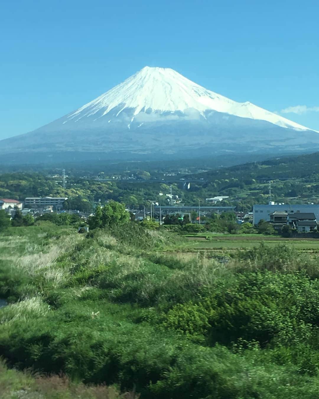 村治佳織さんのインスタグラム写真 - (村治佳織Instagram)「Mt. Fujiiiii!!すんばらしい富士山。  今年は、富士山を見たら自動的に今年の誕生日の素晴らしい朝を思い出す脳内構造が出来上がりました。　 まだ水曜日なのに今週二度目(笑)、の京都へ向かっています。　 今日も楽しみなお仕事。  映画や旅をテーマに選んだプログラム。 　クローズドのコンサートです。　 今日が終わったら、16日の李京美ちゃんとのコンサートの準備！　 #理香ちゃんまたきれいな富士山 　#見せていただいてるよ　 #今年は登りたい」5月8日 9時10分 - kaorimurajiofficial