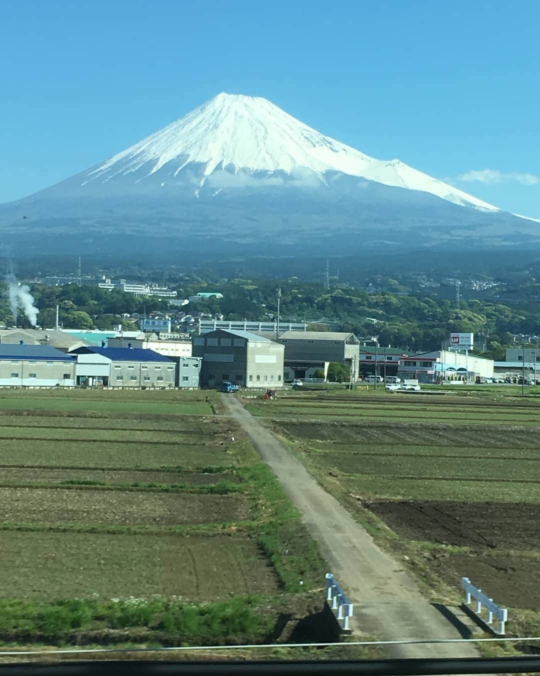 村治佳織さんのインスタグラム写真 - (村治佳織Instagram)「Mt. Fujiiiii!!すんばらしい富士山。  今年は、富士山を見たら自動的に今年の誕生日の素晴らしい朝を思い出す脳内構造が出来上がりました。　 まだ水曜日なのに今週二度目(笑)、の京都へ向かっています。　 今日も楽しみなお仕事。  映画や旅をテーマに選んだプログラム。 　クローズドのコンサートです。　 今日が終わったら、16日の李京美ちゃんとのコンサートの準備！　 #理香ちゃんまたきれいな富士山 　#見せていただいてるよ　 #今年は登りたい」5月8日 9時10分 - kaorimurajiofficial