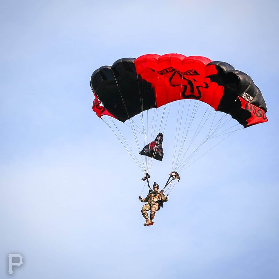 ピッツバーグ・パイレーツさんのインスタグラム写真 - (ピッツバーグ・パイレーツInstagram)「The U.S. Army’s Black Daggers Jump Unit lands at PNC today. 🇺🇸」5月8日 9時14分 - pittsburghpirates