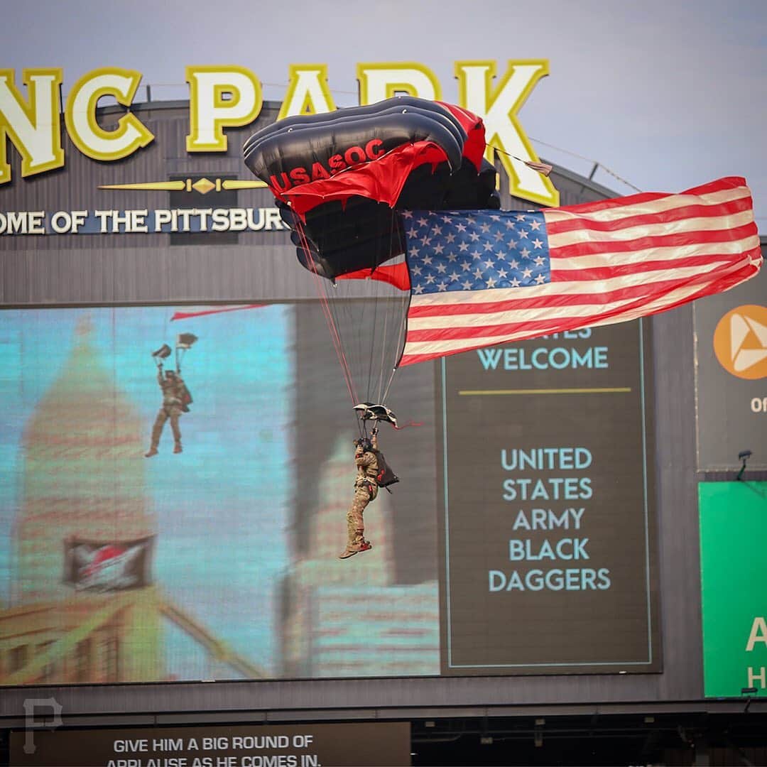 ピッツバーグ・パイレーツさんのインスタグラム写真 - (ピッツバーグ・パイレーツInstagram)「The U.S. Army’s Black Daggers Jump Unit lands at PNC today. 🇺🇸」5月8日 9時14分 - pittsburghpirates