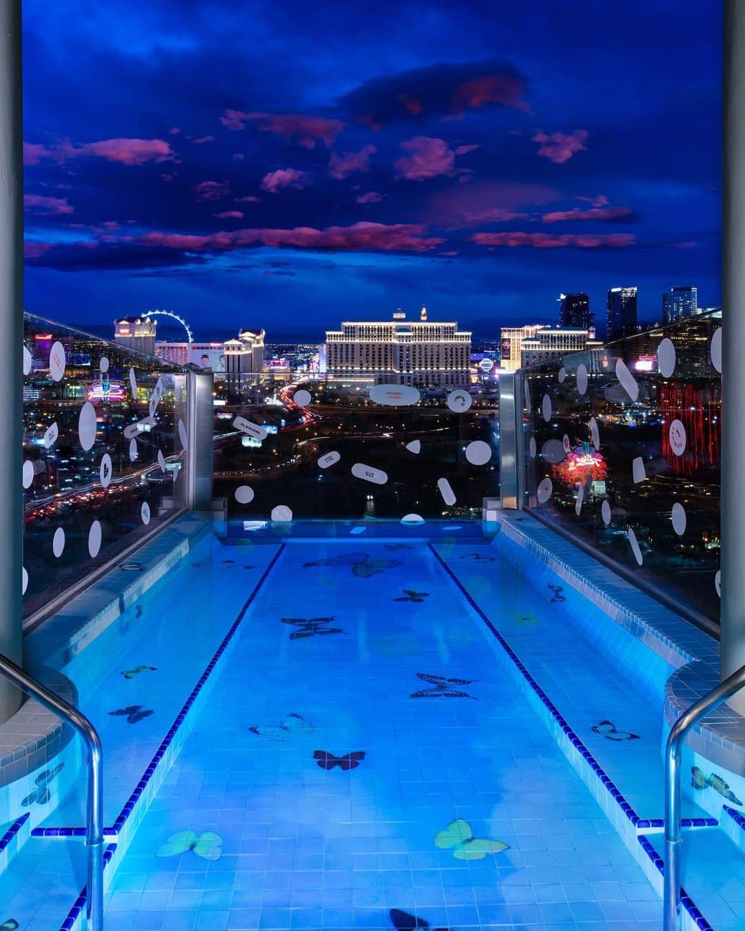Palms Casino Resortさんのインスタグラム写真 - (Palms Casino ResortInstagram)「Swim to the Skyline. Empathy Suite.」5月8日 9時15分 - palms