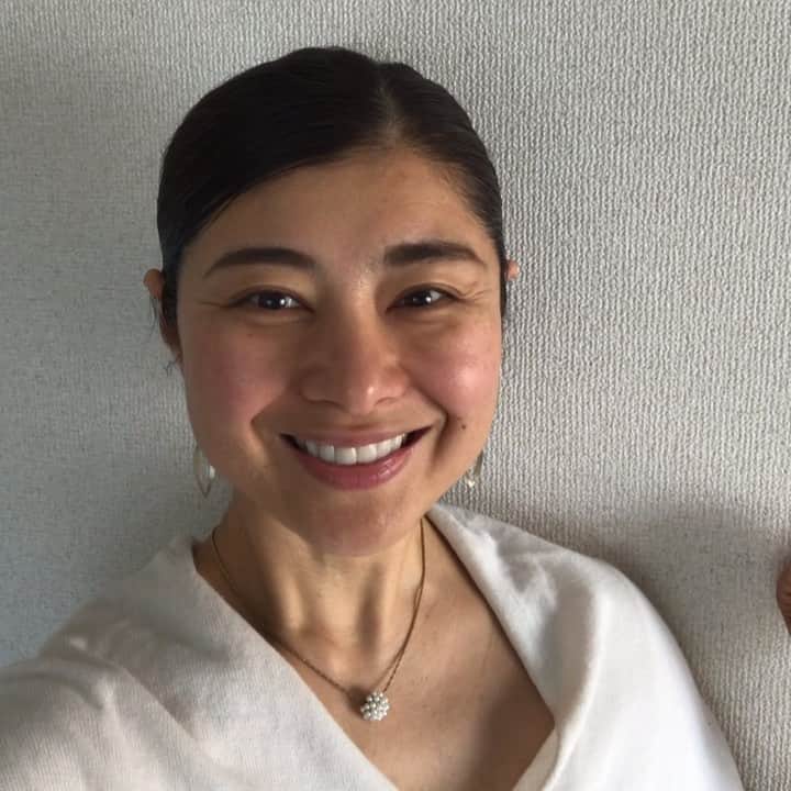 間々田佳子のインスタグラム：「今日は朝から銀座週1レッスン行ってきます！ 目のウォーミングUP! 眉を上げないで 目を大きく開ける！みんなできる〜？😉😗 #間々田佳子 #顔ヨガ #表情筋トレーニング #gymfacial1min」