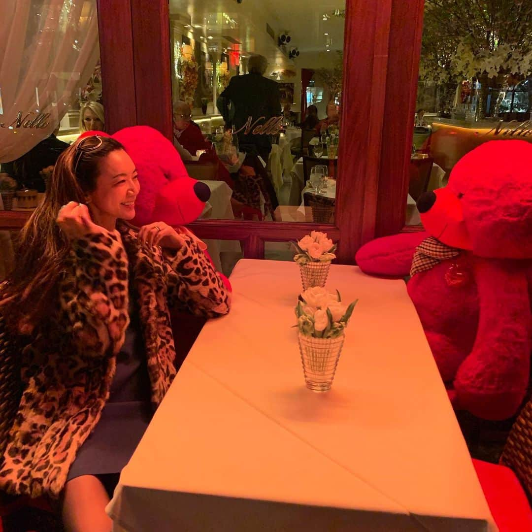 和央ようかさんのインスタグラム写真 - (和央ようかInstagram)「I feel like Goldilocks 🐻 #takakonystylin🍎  #dinnerfun #nyc #くまさんたち との #ディナータイム #お気に入りのレストラン」5月8日 9時25分 - yokawao0215