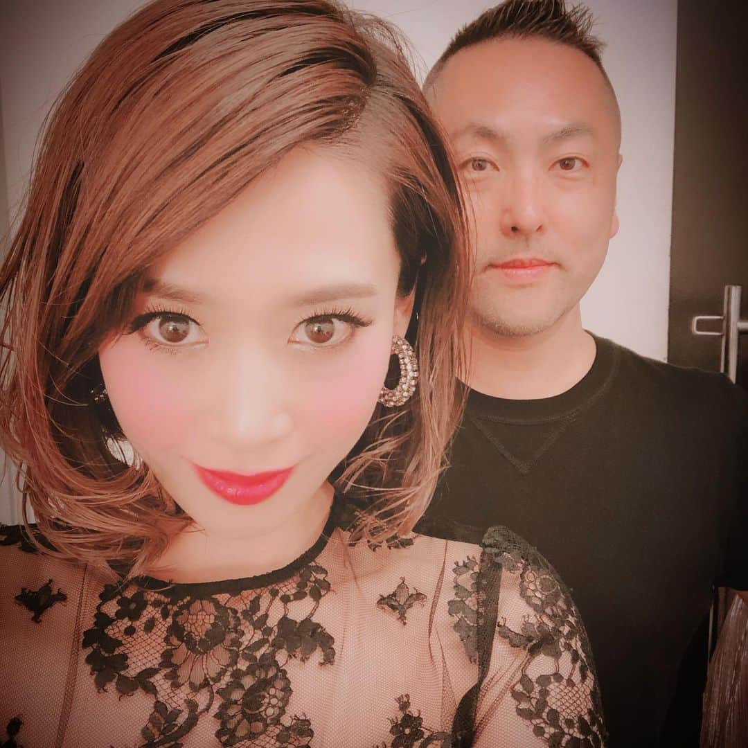 龍真咲さんのインスタグラム写真 - (龍真咲Instagram)「おはようございます☀ #龍真咲LiveHOME@osaka お越し下さいました皆様、そして応援して下さいました皆様、ありがとうございました✨✨ Liveの空間やっぱり好き❗️ 出身地でのLive、優しくて温かい皆様とのLive、大阪弁まるだしにしてしまったLive笑、、、大阪最高💋💋💋 沢山のお手紙そして、美味しいお差し入れも嬉しかったです⤴︎久しぶりに大好きな西湖や、イカ焼きねぎ焼きにも再会し… 心もおなかも満たされました🍡 まぁや先輩とも、当日あーでもないこーでもないと、お衣装を考えたりいつもと違うメイクに挑戦してみたり… Liveでも、どんどんpower upされていく仲間に感動、感謝しています✨ そして残りの1%は皆様のハート💓 このコラボレーションと回を増す度にビジビシと突き刺さる音のセッションが生み出すこの共鳴、これがやめられません⤴︎⤴︎ 名古屋もとても楽しみです✨ どうぞよろしくお願い致します❗️❗️❗️ #AULA#間山雄紀  様#木下航志 様#森大輔 様#オオニシユウスケ 様#浦島りんこ 様 まぁや先輩と、2人の証明写真みたいになっちゃいましたが💦💦 皆様、今日もお仕事頑張って下さいねっ✨✨ 素敵な一日を😊 わたしはちょっと海見に行きまーす🏖」5月8日 9時35分 - masaki_ryu