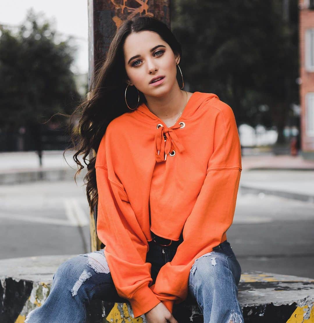 ミッチェル・オルベラのインスタグラム：「Lo que tú y yo tenemos no se explica, se siente . . . . 📸 @bryaamr 💄 @makeupbybibianagomez」