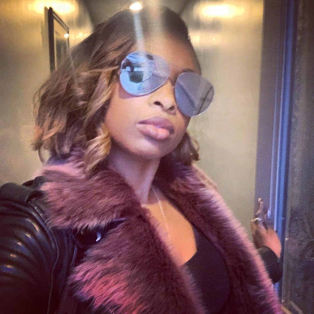 ジェニファー・ハドソンのインスタグラム：「I don’t care if the sun ain’t shining today cuz I got my @iamwill shades today and I’m gone rock em  anyway ! The only shades I Rock ! Thank u @iamwill」