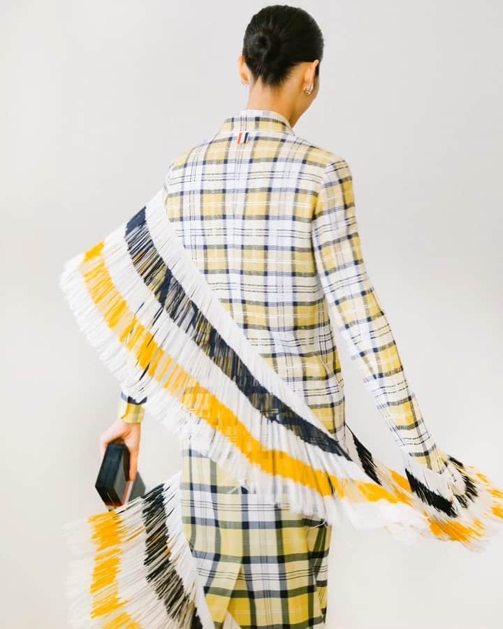 リウ・ウェンのインスタグラム：「My #MetGala was full of spins 💛🖤 @marykangphoto」