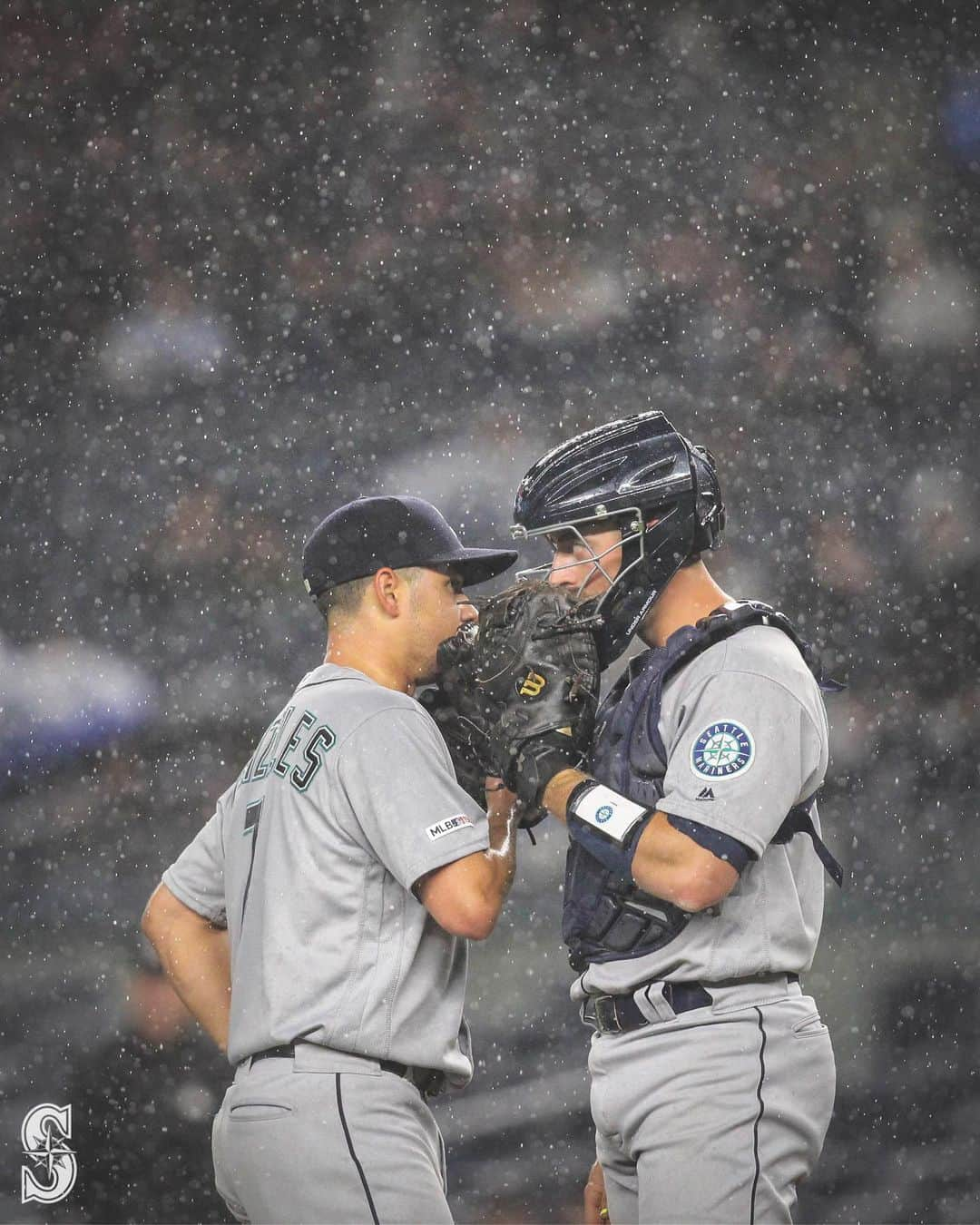 シアトル・マリナーズさんのインスタグラム写真 - (シアトル・マリナーズInstagram)「“I know Seattleites don’t normally use umbrellas but, uh, this stinks.” 🌧」5月8日 9時47分 - mariners