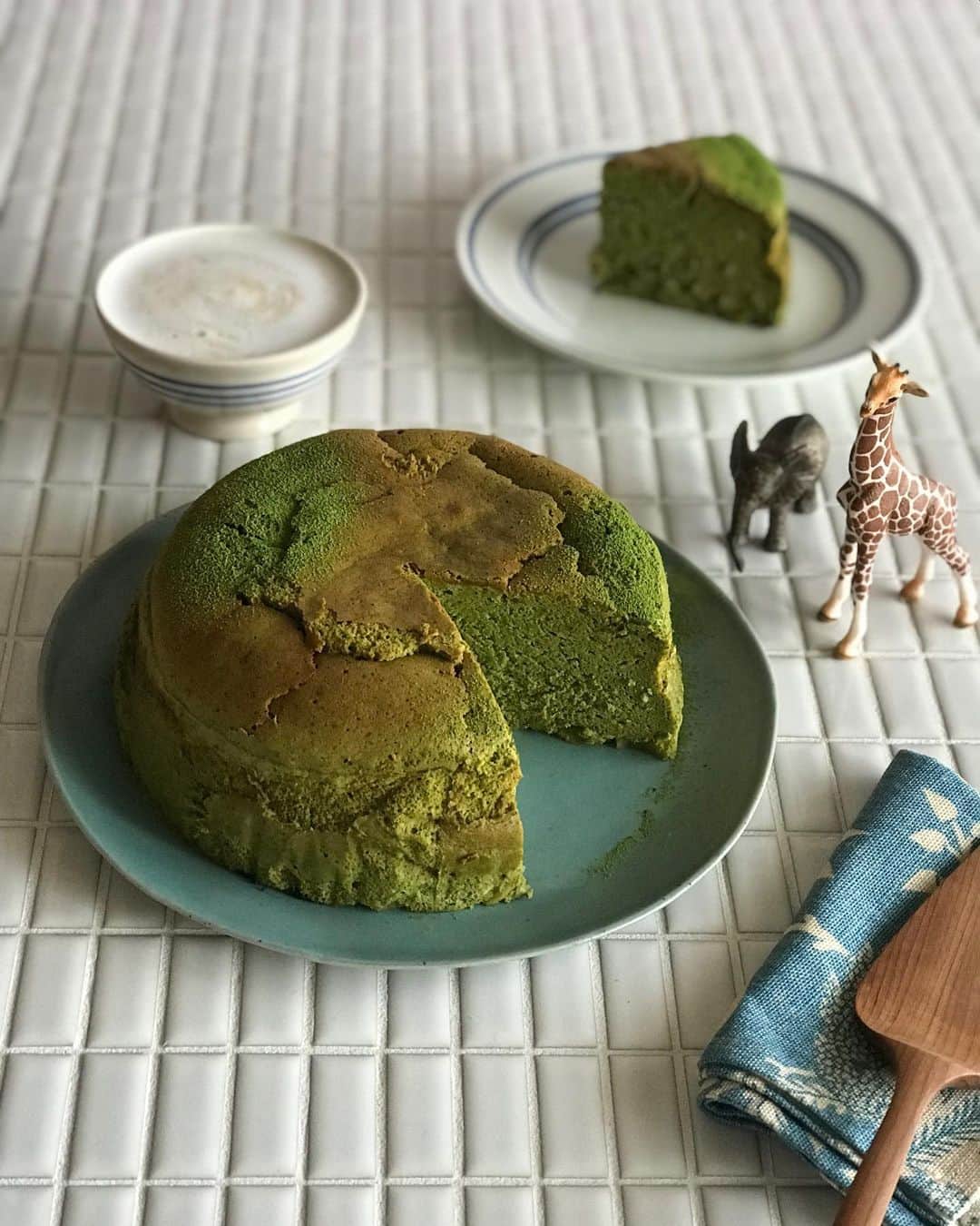 福田淳子さんのインスタグラム写真 - (福田淳子Instagram)「今発売中のオレンジページで「スフレチーズケーキ」を紹介しております。より、ふわふわで濃厚なスフレチーズケーキを求めてたどり着いた進化系。食べるとしゅわしゅわとした食感で口の中でとけていきます。最近、自分で作るとなるとスフレチーズが多いのです。あの口当たりと軽やかさが日本のお菓子らしくて好きです。爽やかなケーキはこれからの季節にもぴったり。しゅわしゅわな食感をぜひ作って体感してみてくださいね。 ページには動物たちも登場して賑やかな感じになっています。オールスターズで並べた写真が採用されていてとても嬉しかったです。  カメラマン福尾美雪 @miyukifukuo さん、スタイリスト細井美波 @minacle_foodstylist さん。撮影楽しかったなー。  #オレンジページ #スフレチーズケーキ #しゅわしゅわ #しゅわしゅわチーズケーキ #Schleich #シュライヒ #gw間に合わなくてごめんなさい」5月8日 9時55分 - junjunfukuda