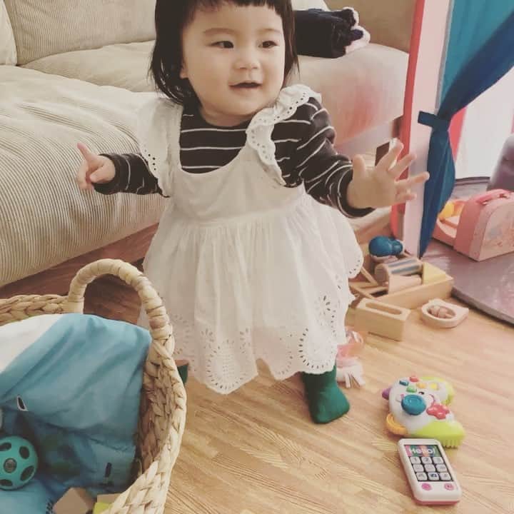 小松美緒のインスタグラム：「11ヶ月になりました🌸  ここ数日、手を離し、  ほんの数秒たてるようになったおこと🐒  子供の成長はほんとにスーパー早くて毎日感動させられて、 私も励まされてます💕  今日も1日を大事に頑張ります。  #おめでとう #あと1ヶ月で1歳  #今日も1日頑張りましう」
