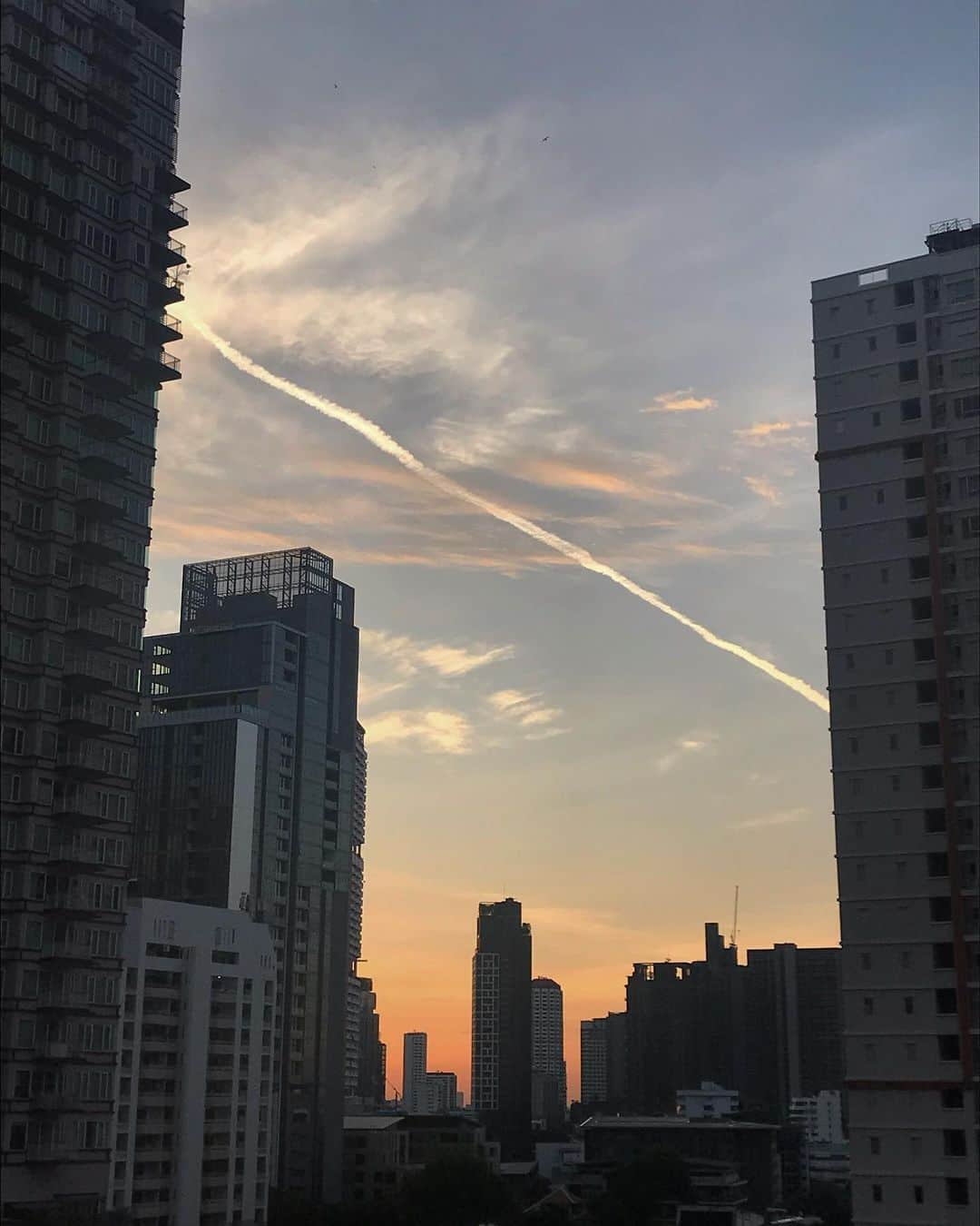 新井利佳さんのインスタグラム写真 - (新井利佳Instagram)「#おはよう #早安 #goodmoning #สวัสดีค่ะ #sunrise #contrail #sky #earthisbeautiful #building #thailand #bangkok #bangkoklife #day #life #haveaniceday #日出 #雲 #天空 #美好的一天 #新的一天新的開始 #泰國 #曼谷 #曼谷生活 #タイ #バンコク生活 #バンコク在住 #skylove」5月8日 9時55分 - rika.arai