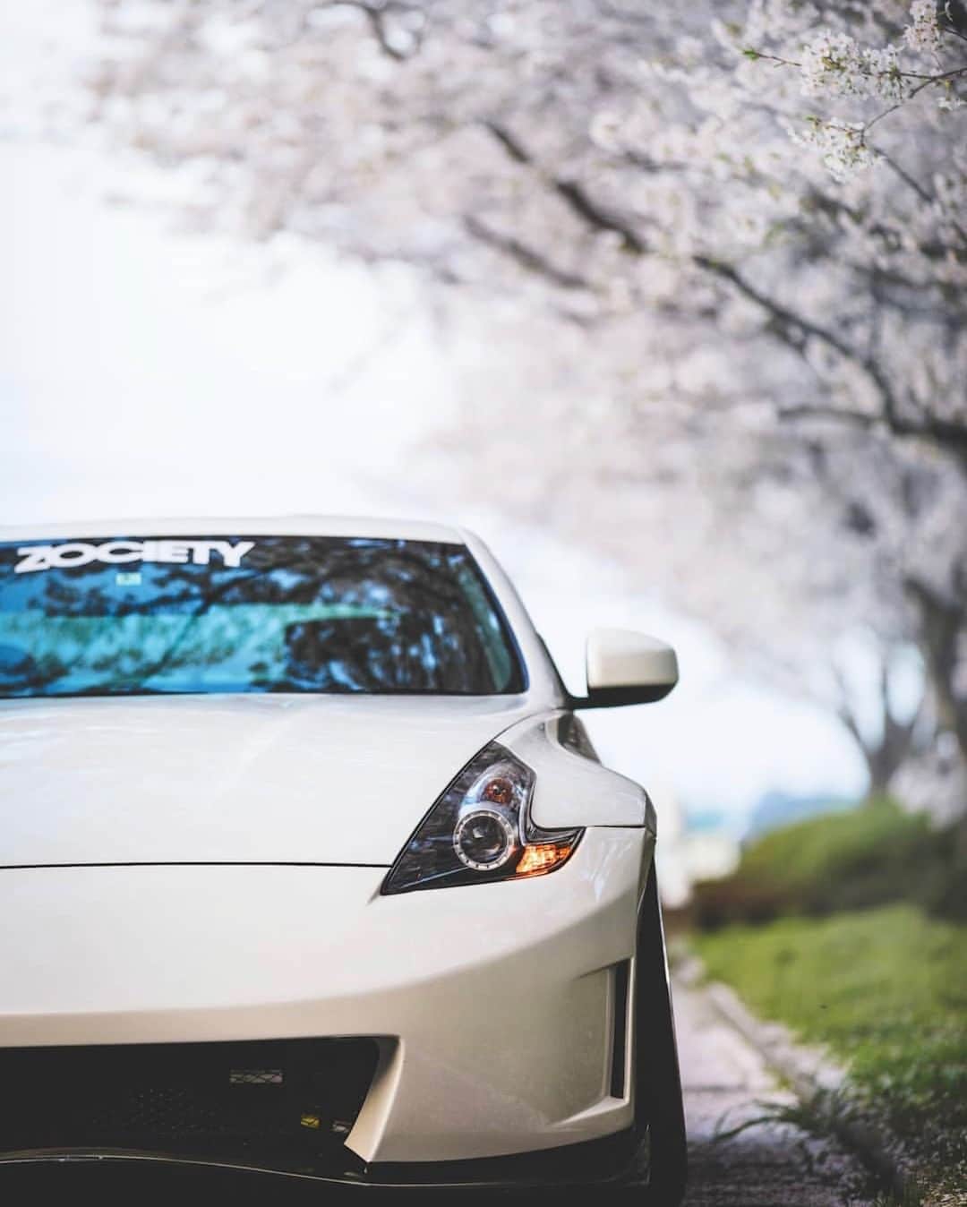 Nissanさんのインスタグラム写真 - (NissanInstagram)「April showers, May flowers, you know the drill. #TueZday #Nissan #370Z 📷&🚗: @yaneura_no_z34」5月8日 10時00分 - nissan