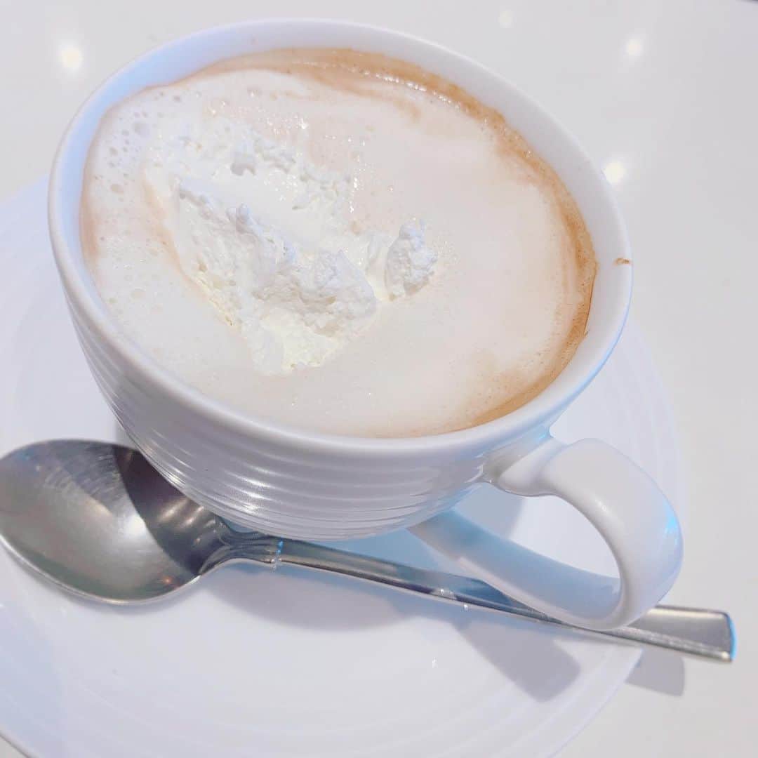 のインスタグラム：「近所の昔ながらの #喫茶店 的な所に初めて来た。#ウィンナコーヒー 頼んでみました。昔ながら〜。落ち着く〜。いいとこかも。  Came to an old-fashioned cafe nearby for the first time. Not bad, could be my regular place.」