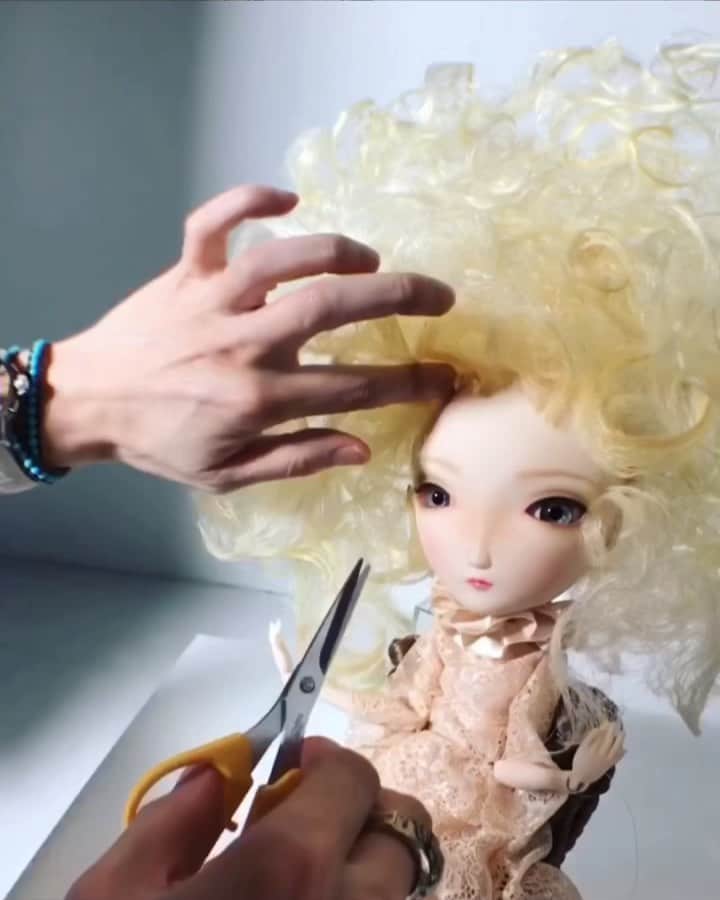 今泉亮爾のインスタグラム：「#shootingfor @ovemagazine this time is #HEAD issue I’m cuting Qute beautiful big head dolls hair !!!(((o(*ﾟ▽ﾟ*)o) 🎬💇🏼‍♀️✂️🧞‍♂️🧙🏻‍♂️💇🏼‍♀️🎻🎼🎟💇🏼‍♀️✂️🧞‍♂️🧙🏻‍♂️💇🏼‍♀️🎬 Direction & concept & #hair @ryojiimaizumi  #style&dressmadeby @koseidmatsuda #photo @takagi_takeshi」