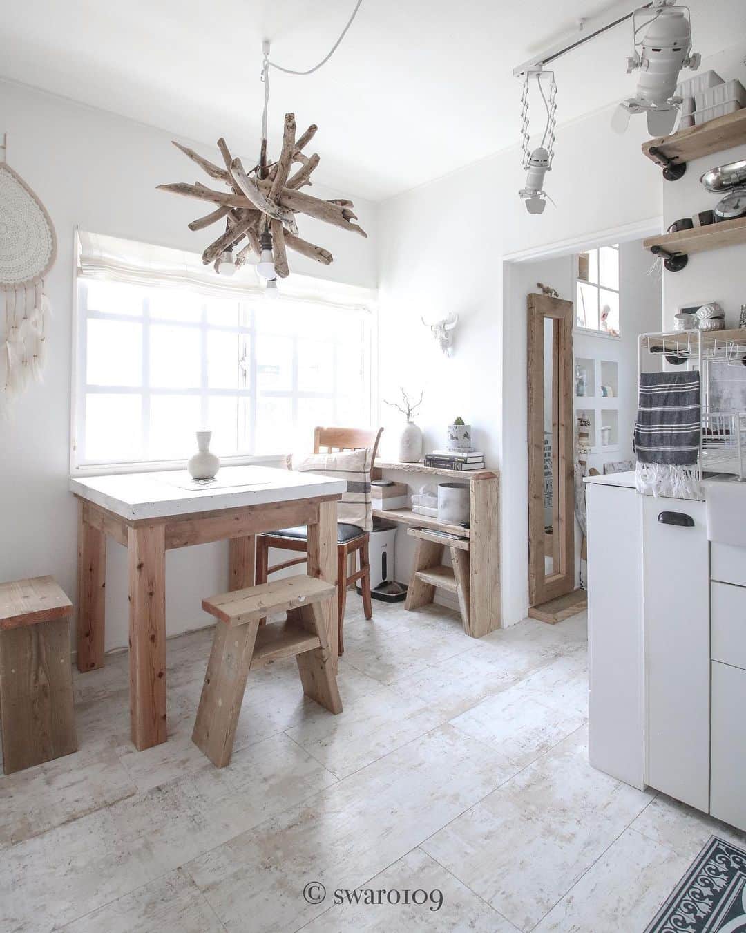 のインスタグラム：「おっはようございまーす🌞本日はまた我が家で、別企画での打ち合わせ(˙꒳˙ก̀)そしてええ天気☀️洗濯日和りだわー👕👖. . #interior # #house #myhome  #リノベーション #homedecor #自然素材  #interiordesign #instahome #interiordecor #furniture#ボヘミアン#ボヘミアンインテリア#boho#bohoインテリア#bohemian#bohemianstyle #bohemianhome #bohostyle #bohointerior #リゾートインテリア#ジプシーリゾート#空間デザイン#ダイニング#dining#ダイニングインテリア#dininginterior」