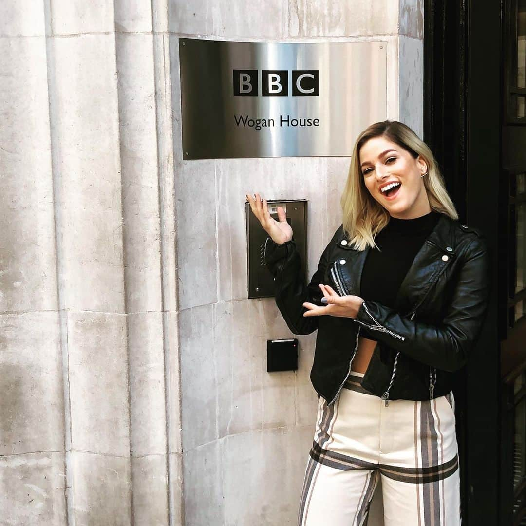 キャサディー・ポープさんのインスタグラム写真 - (キャサディー・ポープInstagram)「Throwback to October when I visited my buds at @bbc. Can’t wait to be back! The #cmtnextwomenofcountrytour is comin to the UK baby! 🖤」5月8日 10時16分 - cassadeepope