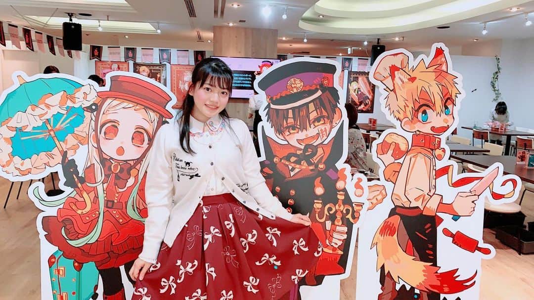高岡薫のインスタグラム：「花子くんのコラボカフェずっと行きたいと思ってて、行けなかったから今回行けて本当に楽しかったです🥰  花子くんのうきうきドーナツ好き🍩美味しすぎた… #地縛少年花子くん #地縛少年花子くんカフェ #花子くんカフェ」