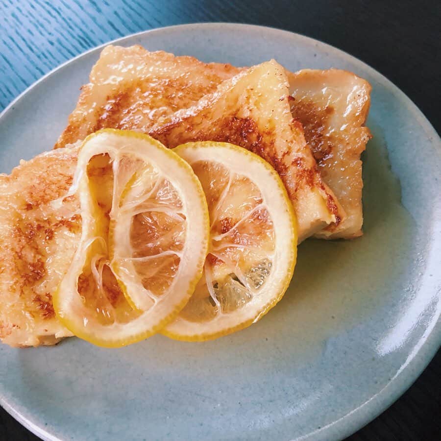 原田沙奈子さんのインスタグラム写真 - (原田沙奈子Instagram)「フレンチトーストであさごはん🍞 前の晩から漬け込んでいたからしみて柔らかくなって美味しかった。 卵液は卵、牛乳、蜂蜜、バニラエッセンス。 バターで焼いてレモンの蜂蜜漬けをとろとろかけただけ。 卵液に一晩漬けてバターたっぷりで焼くから甘さは砂糖ではなく蜂蜜にした。←罪悪感からの解放 レモンの蜂蜜漬けはその名の通りレモンと蜂蜜のみで瓶に入れておいたもの。 こんな時、便利だ！ 付け合わせのサラダもなければ、ちょっとしたグリーンのハーブ的なものを散らすでもなく。 シンプル！笑 まぁ、これも私らしい。 なにってアマネが1番喜んでくれた！ 令和イチの喜びだったな、あれは。 #おうちごはん#あさごはん#フレンチトースト#器#益子焼#サナコ_お料理」5月8日 10時25分 - sanakoharada