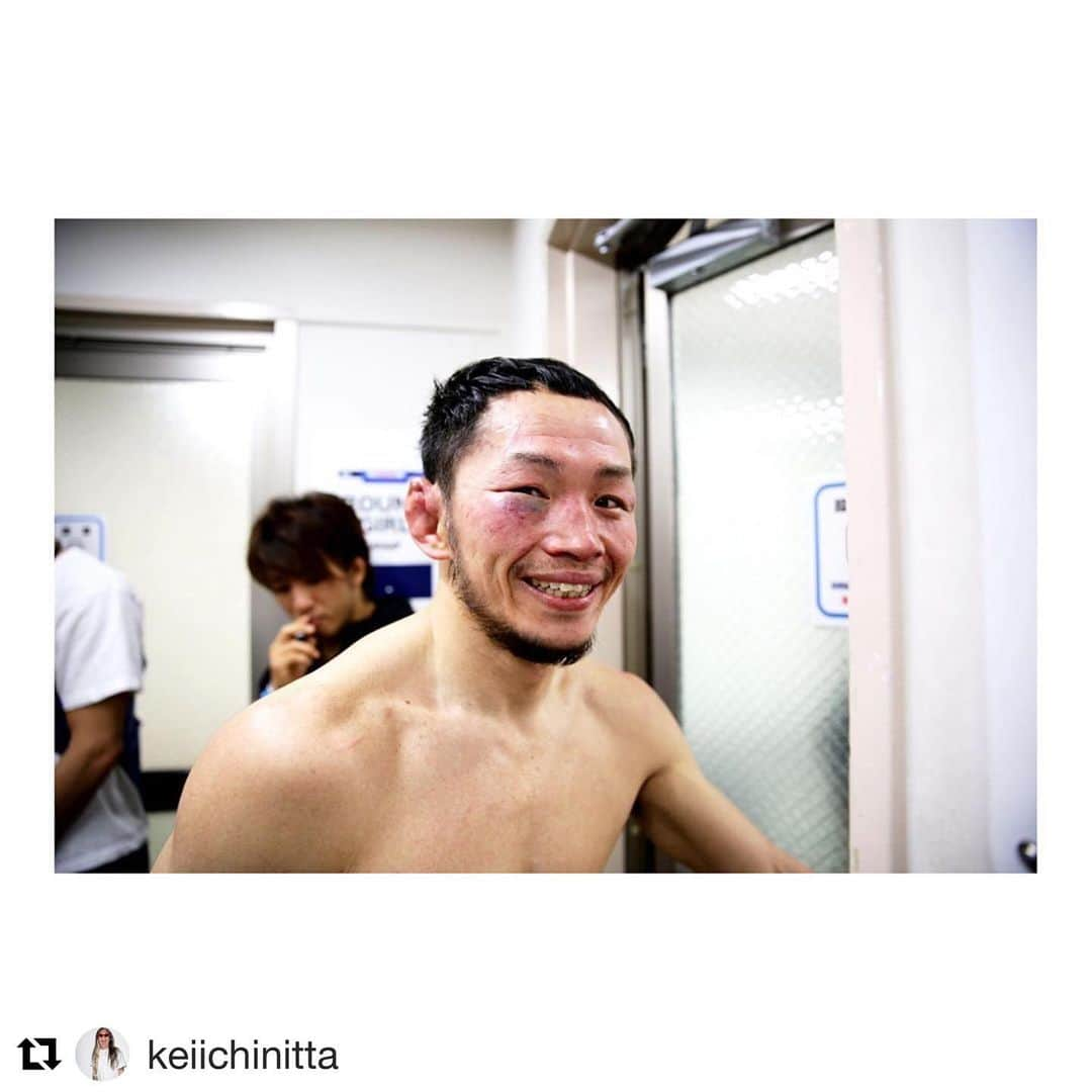 宇野薫さんのインスタグラム写真 - (宇野薫Instagram)「新田さん  先日は試合を撮っていただき ありがとうございました！！ #Repost @keiichinitta with @get_repost ・・・ HAPPY BIRTHDAY! 宇野薫さん！( @caoluno ) 同い年の宇野薫さんの試合はやっぱり凄かった。夢と感動をありがとうございました！一つの事を続けるって本当に凄いと思う。僕も頑張ろって思った夜でした！宇野さん、また撮影させてくださいね！ありがとうございました😊 @caoluno  #unodojo #caoluno #unocaolshowten #onehundredathletic #100athletic  #newerajapan #nalutotrunks  #hokaoneone #修斗 #shooto #修斗伝承 #mma #総合格闘技 #30th #anniversary #tour #第1部 #第2部 #oneday #公開計量  #後楽園ホール #abematv  #生中継 #supported #by #onechampionship #shooto0506 #宇野薫」5月8日 10時28分 - caoluno