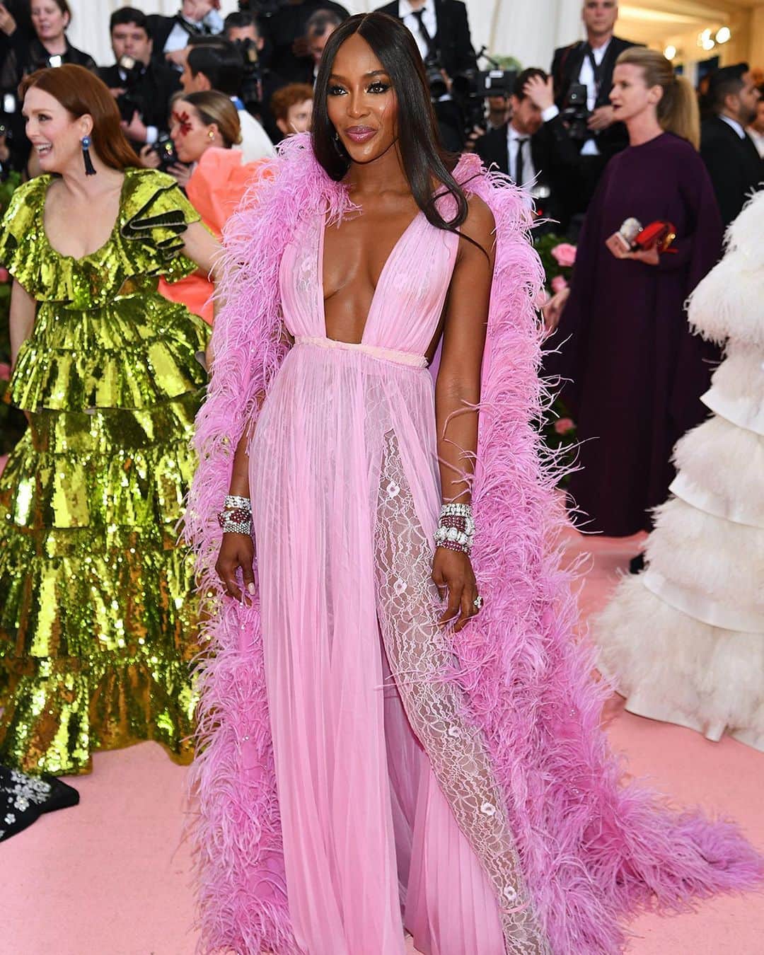 Fashion Weekさんのインスタグラム写真 - (Fashion WeekInstagram)「Trending at the #MetGala: Ruffles and feathers. 👈See @lupitanyongo in @versace, @harrystyles in @gucci, @lavernecox in @csiriano, plus more! Images c/o @gettyimages」5月8日 10時29分 - fashionweek