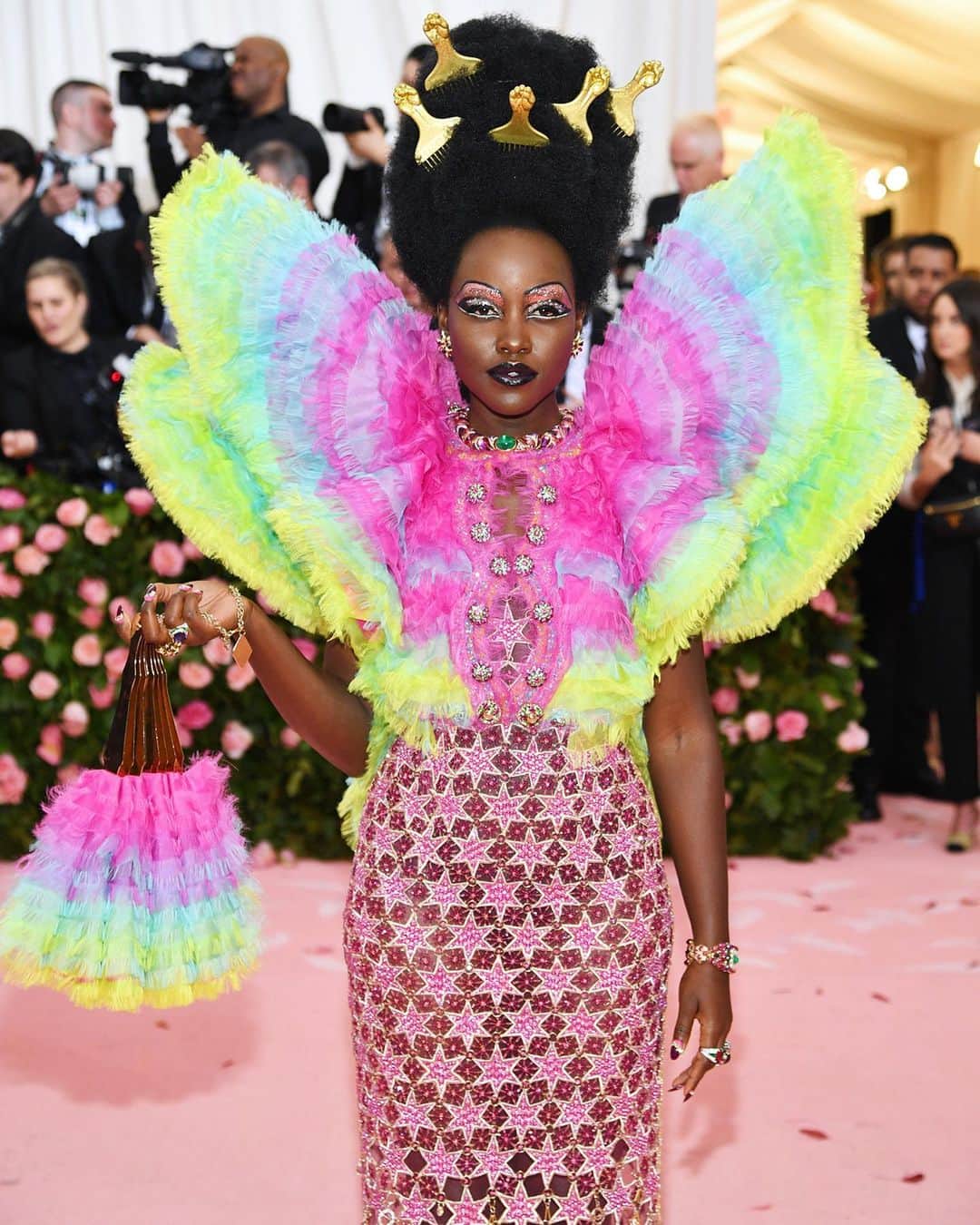Fashion Weekのインスタグラム：「Trending at the #MetGala: Ruffles and feathers. 👈See @lupitanyongo in @versace, @harrystyles in @gucci, @lavernecox in @csiriano, plus more! Images c/o @gettyimages」